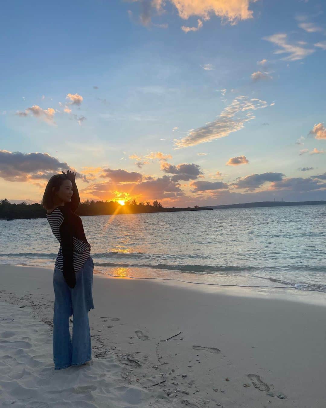 JUNのインスタグラム：「🫶🏻🫧  宮古島での最後の綺麗な夕日かもしれないから！ って仲良しになったお父さんが撮ってくれた写真 すごくいい感じ❤︎  でも遊びにくるから最後じゃないよ🥹？笑  もうすぐバイバイって思うとちょっとサミシイ。 なんだかんだ愛知から離れた事なかったから 貴重なひと夏の大冒険🌿✨  愛知に帰ったらまた目標に向かって頑張るよー！  焦らず一歩一歩。  #miyakoisland #miyakojima #宮古島  #trip #sunset #sunsetlovers  #pilates #ピラティス #ピラティスインストラクター」