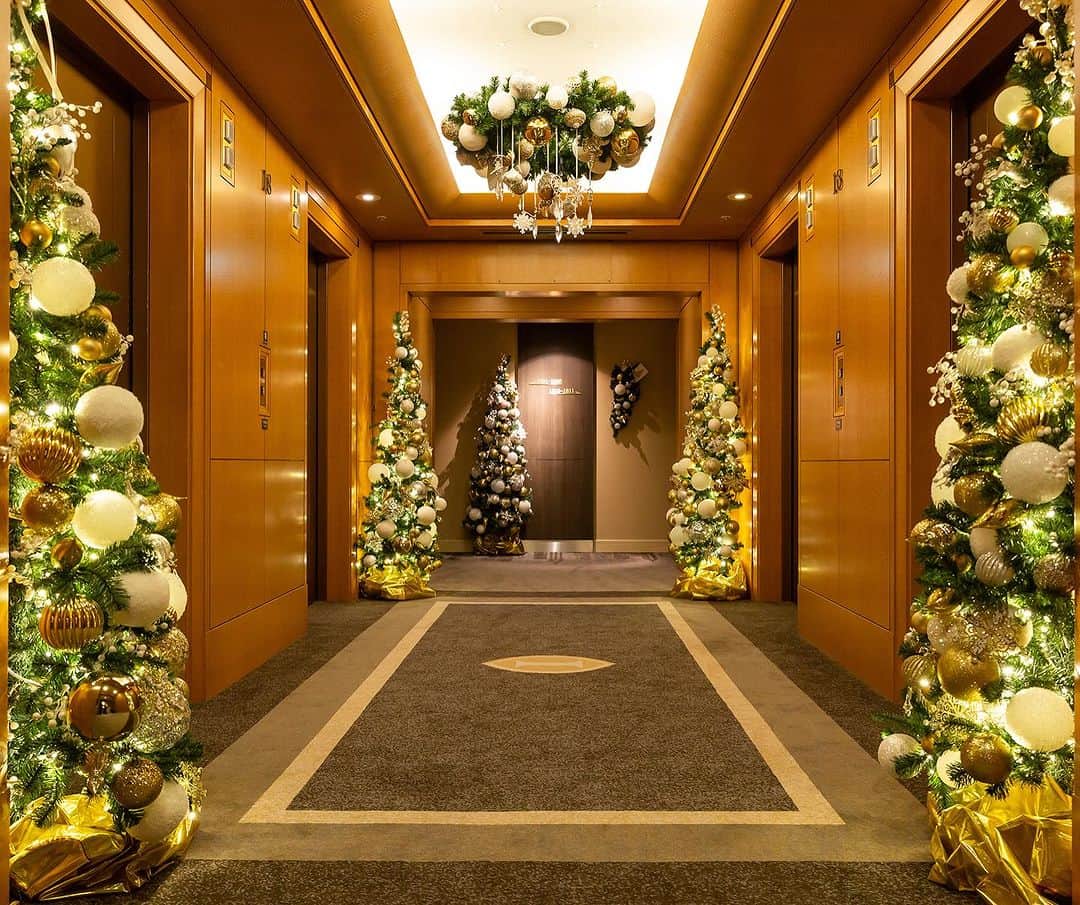 InterContinental Tokyo Bayさんのインスタグラム写真 - (InterContinental Tokyo BayInstagram)「. 12月1日より25日まで、18階に「クリスマスフロア」が登場します🎄 足を踏み入れた瞬間、クリスマスの装飾に彩られた華やかな世界が広がり、心躍るクリスマスの特別感をご体験いただけます。  お部屋には、煌びやかなクリスマスツリーと雪の結晶のプロジェクターライトでロマンティックな雰囲気を演出❄️  さらに、高層階（14-15F、20-24F）のリバービューのツインルームには、天井に映し出される雪の結晶が幻想的な空間を作り出し、フェスティブ気分が楽しめる「スノーホワイトルーム」をご用意いたします。  クリスマスステイプランは、ケーキとスパークリングワインがついたシンプルなプランから、お部屋でスペシャルクリスマスコースをご堪能いただけるプランなど、ご予算や用途に合わせてお選びいただけます。  今年のクリスマスは、東京湾や隅田川の夜景をご覧いただきながら、過ごしてみてはいかがでしょうか。  #intercontinentaltokyobay  #intercontinental  #ホテルインターコンチネンタル東京ベイ  #インターコンチネンタル東京ベイ  #クリスマス #クリスマスステイプラン  #クリスマス宿泊 #クリスマスデート #クリスマスツリー #クリスマスフロア #レインボーブリッジ #スノーホワイト  #クリスマスイルミネーション  #クリスマス飾り」10月14日 0時44分 - intercontitokyobay