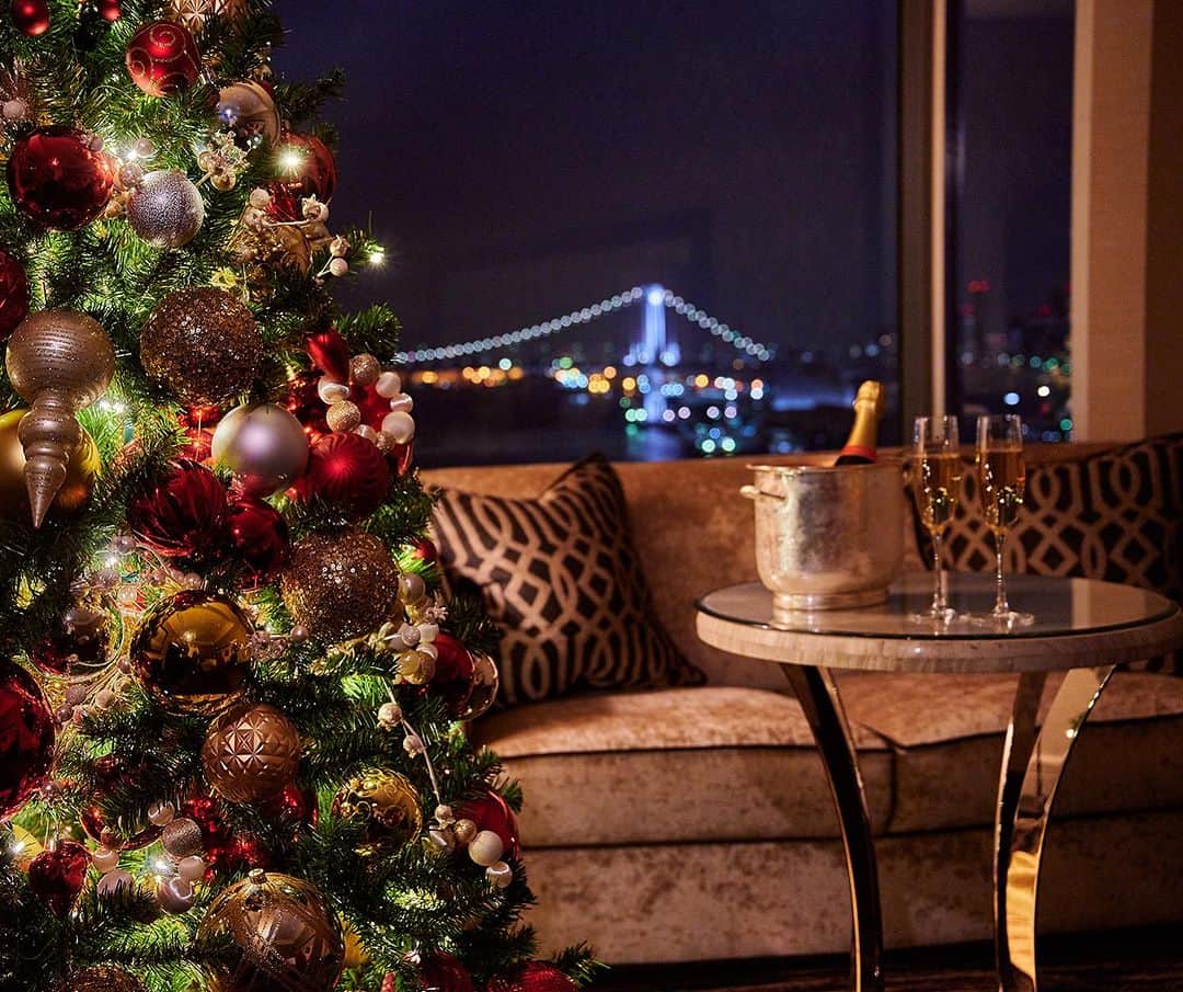 InterContinental Tokyo Bayさんのインスタグラム写真 - (InterContinental Tokyo BayInstagram)「. 12月1日より25日まで、18階に「クリスマスフロア」が登場します🎄 足を踏み入れた瞬間、クリスマスの装飾に彩られた華やかな世界が広がり、心躍るクリスマスの特別感をご体験いただけます。  お部屋には、煌びやかなクリスマスツリーと雪の結晶のプロジェクターライトでロマンティックな雰囲気を演出❄️  さらに、高層階（14-15F、20-24F）のリバービューのツインルームには、天井に映し出される雪の結晶が幻想的な空間を作り出し、フェスティブ気分が楽しめる「スノーホワイトルーム」をご用意いたします。  クリスマスステイプランは、ケーキとスパークリングワインがついたシンプルなプランから、お部屋でスペシャルクリスマスコースをご堪能いただけるプランなど、ご予算や用途に合わせてお選びいただけます。  今年のクリスマスは、東京湾や隅田川の夜景をご覧いただきながら、過ごしてみてはいかがでしょうか。  #intercontinentaltokyobay  #intercontinental  #ホテルインターコンチネンタル東京ベイ  #インターコンチネンタル東京ベイ  #クリスマス #クリスマスステイプラン  #クリスマス宿泊 #クリスマスデート #クリスマスツリー #クリスマスフロア #レインボーブリッジ #スノーホワイト  #クリスマスイルミネーション  #クリスマス飾り」10月14日 0時44分 - intercontitokyobay