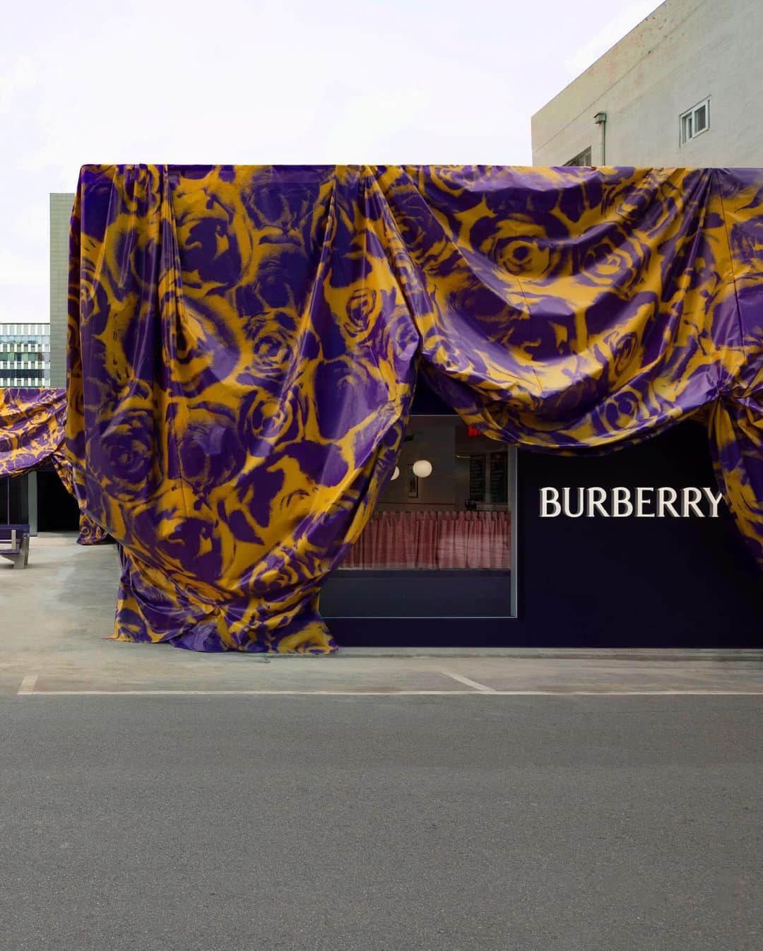 Blonde Saladさんのインスタグラム写真 - (Blonde SaladInstagram)「Burberry takes over South Korea 🇰🇷 Check out the new temporary @Burberry store in Seoul in South Kore 🔥 with an amazing interior design inspired by rose petals, the brand presents the new collection by the British designer Daniel Lee 💜💛  Along with the two stores, Burberry also joined forces with the iconic British cafè Norman’s to serve the traditional fish & chips on very unique Burberry plates 🍽️ Both the stores and the cafè are open from the 7th of Oct to the 5th of Nov 2023, don’t miss your chance if you are in Seoul!  ✍️ Check out the full article on TheBlondeSalad.com by @mariasheilamiani   #Burberry #SouthKorea #Opening #TheBlondeSalad」10月14日 0時44分 - theblondesalad