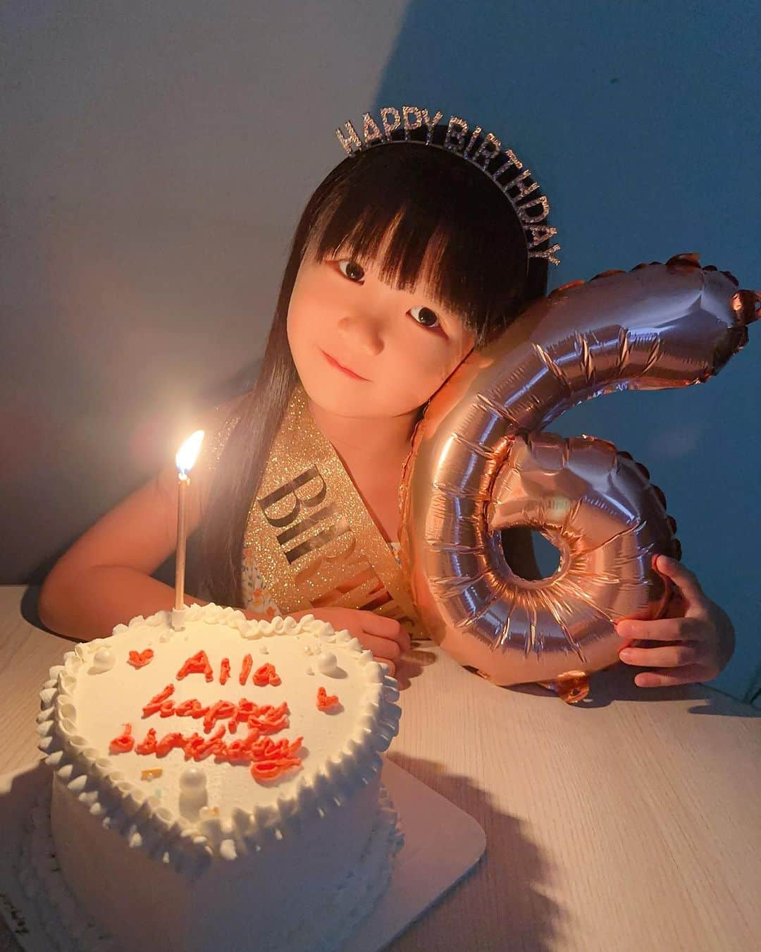 江宏傑さんのインスタグラム写真 - (江宏傑Instagram)「2023.10.13 Aila 6Y生日快樂！🎂  還記得那時候迎接剛出生的妳，著急的學習要怎麼幫妳換尿布、洗澡、洗屁屁、喝奶奶、準備副食品等等～～ 到了四歲左右，妳開始慢慢的已經學會了自己拿筷子吃飯、寫字、拿剪刀剪紙、上廁所～～ 看著妳每年的成長，也越來越高，體重也越來越重（爸爸抱妳有點吃力😂）也知道妳很開心的在探索這世界，充滿好奇並且善良。 爸爸想跟妳說：爸爸永遠都會陪著妳，爸爸永遠是妳的靠山。 今天六歲生日了，爸爸還是最希望妳可以每天都快快樂樂，平安健康的長大❤️ Aila寶貝，爸爸祝妳生日快樂❤️ #6歲生日快樂🎂」10月14日 0時38分 - chiang_hung_chieh