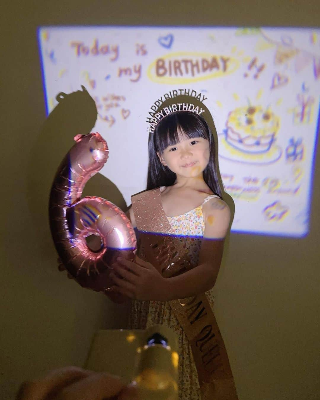 江宏傑さんのインスタグラム写真 - (江宏傑Instagram)「2023.10.13 Aila 6Y生日快樂！🎂  還記得那時候迎接剛出生的妳，著急的學習要怎麼幫妳換尿布、洗澡、洗屁屁、喝奶奶、準備副食品等等～～ 到了四歲左右，妳開始慢慢的已經學會了自己拿筷子吃飯、寫字、拿剪刀剪紙、上廁所～～ 看著妳每年的成長，也越來越高，體重也越來越重（爸爸抱妳有點吃力😂）也知道妳很開心的在探索這世界，充滿好奇並且善良。 爸爸想跟妳說：爸爸永遠都會陪著妳，爸爸永遠是妳的靠山。 今天六歲生日了，爸爸還是最希望妳可以每天都快快樂樂，平安健康的長大❤️ Aila寶貝，爸爸祝妳生日快樂❤️ #6歲生日快樂🎂」10月14日 0時38分 - chiang_hung_chieh