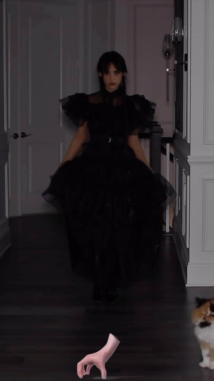 Carli Bybelのインスタグラム：「new #wednesday tutorial is up🖤🐦‍⬛ who else should I do this year?」