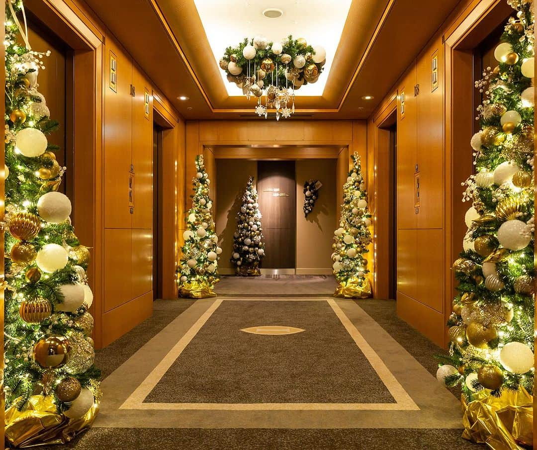 InterContinental Tokyo Bayのインスタグラム：「. 12月1日より25日まで、18階に「クリスマスフロア」が登場します🎄 足を踏み入れた瞬間、クリスマスの装飾に彩られた華やかな世界が広がり、心躍るクリスマスの特別感をご体験いただけます。  お部屋には、煌びやかなクリスマスツリーと雪の結晶のプロジェクターライトでロマンティックな雰囲気を演出❄️  さらに、高層階（14-15F、20-24F）のリバービューのツインルームには、天井に映し出される雪の結晶が幻想的な空間を作り出し、フェスティブ気分が楽しめる「スノーホワイトルーム」をご用意いたします。  クリスマスステイプランは、ケーキとスパークリングワインがついたシンプルなプランから、お部屋でスペシャルクリスマスコースをご堪能いただけるプランなど、ご予算や用途に合わせてお選びいただけます。  今年のクリスマスは、東京湾や隅田川の夜景をご覧いただきながら、過ごしてみてはいかがでしょうか。  #intercontinentaltokyobay  #intercontinental  #ホテルインターコンチネンタル東京ベイ  #インターコンチネンタル東京ベイ  #クリスマス #クリスマスステイプラン  #クリスマス宿泊 #クリスマスデート #クリスマスツリー #クリスマスフロア #レインボーブリッジ #スノーホワイト  #クリスマスイルミネーション  #クリスマス飾り」