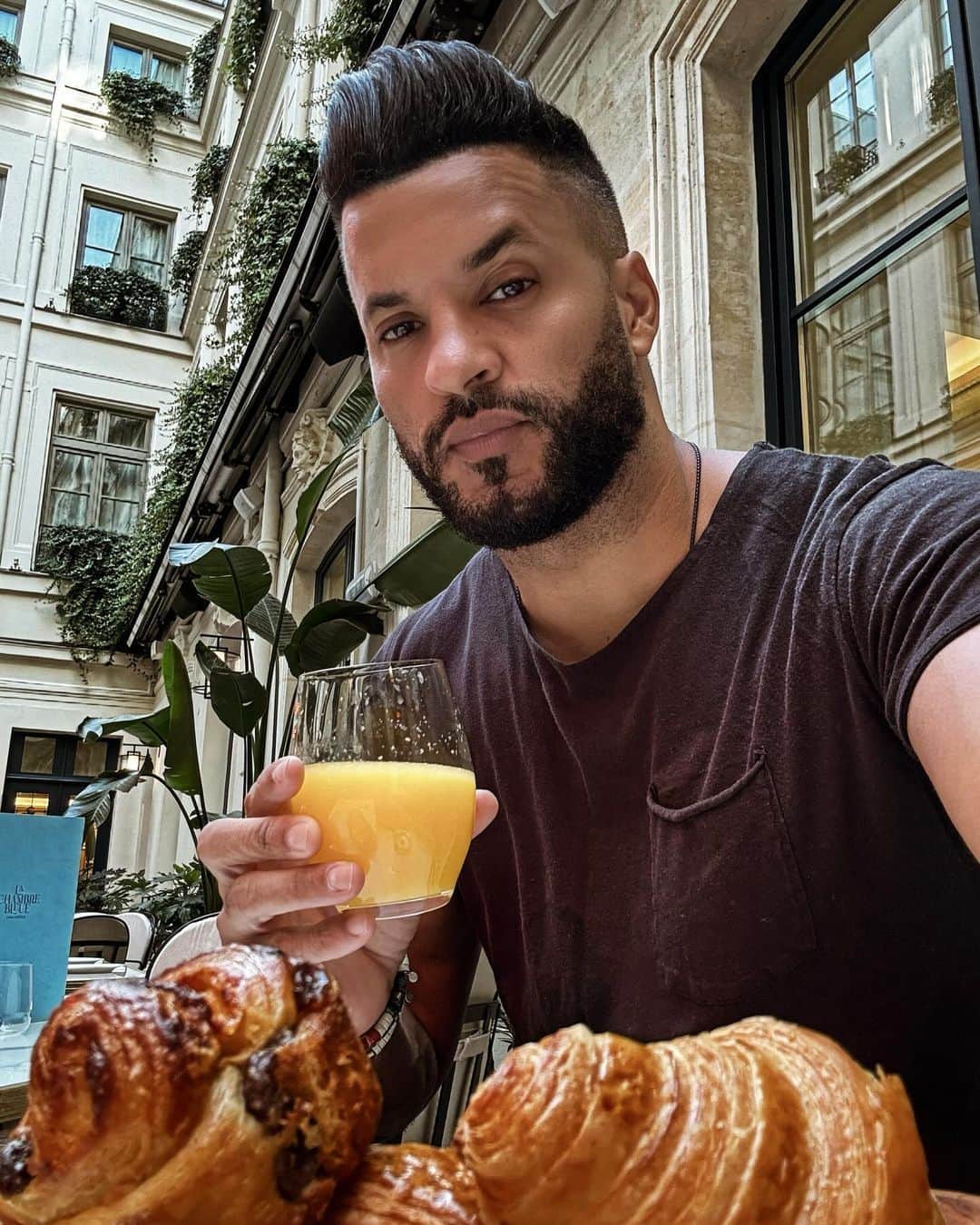 リッキー・ウィットルのインスタグラム：「Another beautiful morning in #Paris 🇫🇷💕  Starting my day with fresh orange juice and delicious pastries?!!… yup that works for me😝🙌🏾 Thank you so much to all the wonderful staff at @maisondelanoparis , for the amazing food every night at @lachambrebleueparis ,it was a wonderful experience ❤️🙏🏾 A Huge thank you to @gingerandlimon ,the lovely @clarissecastan and of course @flo_montecristo for making my trip to Paris truly memorable and special ✨✨🇫🇷🇫🇷 A bientot , bisous 😘」