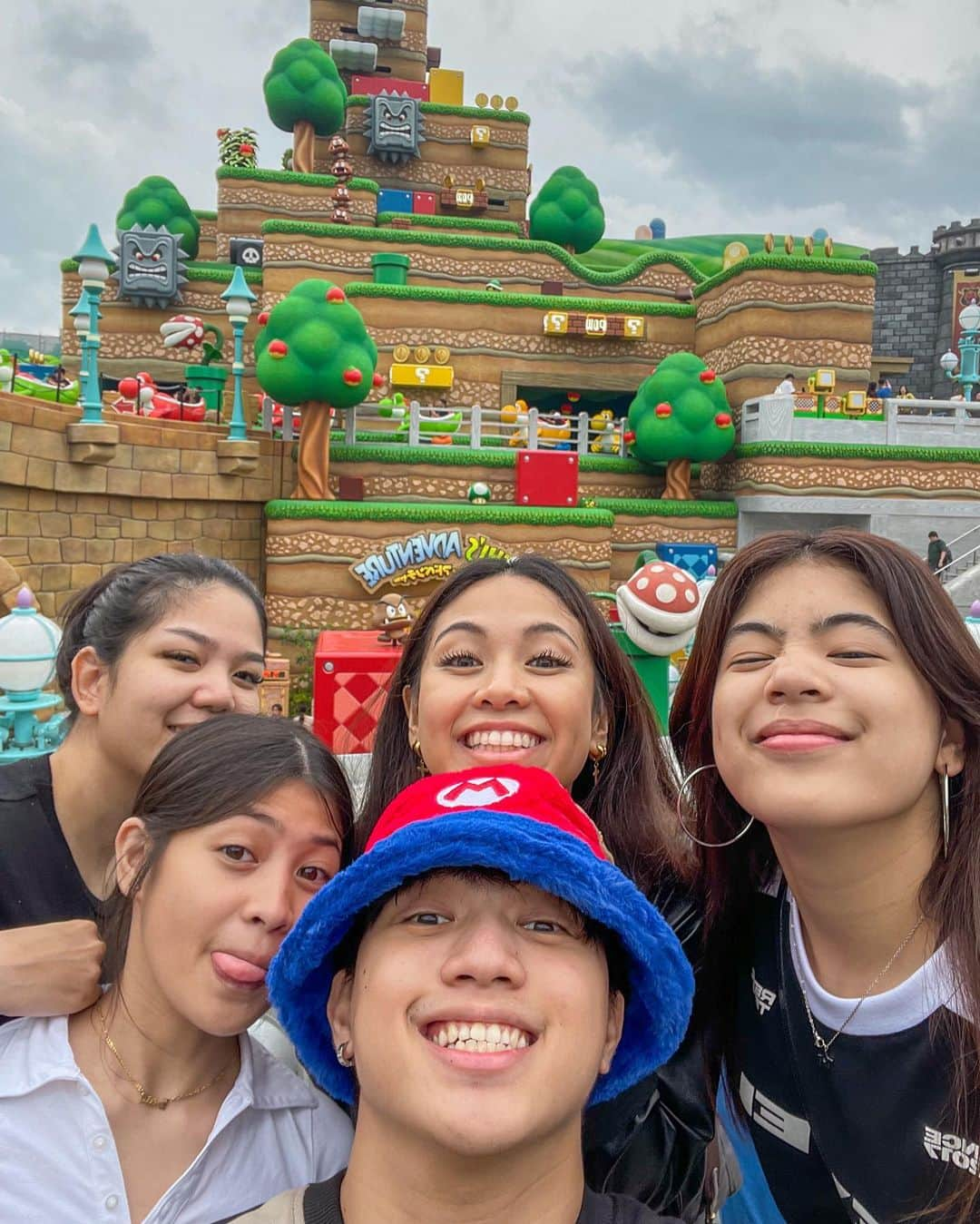 Ranz Kyleのインスタグラム：「Amazing time with my girl and siblings at universal studios 🇯🇵」