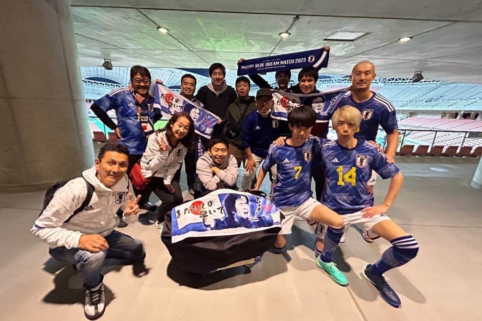 しょっぴーさんのインスタグラム写真 - (しょっぴーInstagram)「【MIZUHOBLUEDREAMMATCH 2023】 カナダ戦4-1で大勝利👏  ゴール裏からしっかり応援してきました✌️楽しかったぁー！  沢山の方にお声掛け頂き本当に感謝です！皆さんありがとうございました*\(^o^)/* 写真UPして下さいね✌️笑  そしてなんとなんと今回！ 選手入場時に日本代表国旗のビッグフラッグを掲げるお手伝いをさせて頂きました！緊張したけど、成功してほっとしてます笑 貴重な経験を本当にありがとうございました！ 最高な新潟遠征となりました！  お時間の関係でお写真撮れなかった方々はすみませんでした〜、、、また次お会いしたら絶対に撮りましょー🙏  さて、明日は長野県松本市にお邪魔します！よろしくお願いします✌️  出会った全ての皆様ありがとうございました！  #MIZUHOBLUEDREAMMATCH #サッカー日本代表 #ものまねブルー #新潟県 #デンカビッグスワンスタジアム  #感謝 #似笘薫 #似東純也 #前田大自然」10月14日 0時53分 - syoppy0110