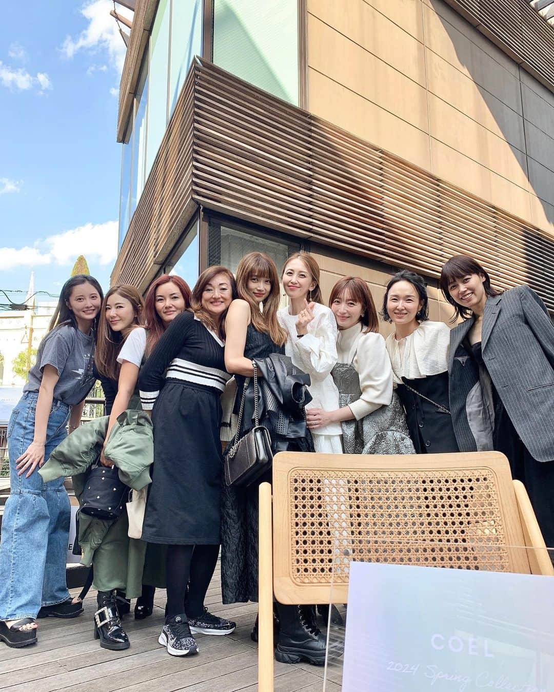 渡香奈のインスタグラム：「COEL展示会は大好きなヨンちゃんの元に大集合ー🩵🩵 可愛いはなちゃんがオススメしてくれたフラワージャガードのセットアップ絶対着まくりになりますな🌼COELのお洋服は可愛いだけじゃなく着心地も最高😌 #coel #springfashion #ヨンア #happytime #フラワー #ジャガード」