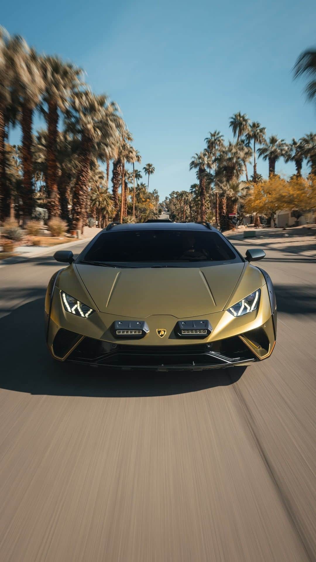 ランボルギーニのインスタグラム：「Engine: on.  Sound: on.  Emotions: on.  No matter the road you're on, this is Huracán Sterrato’s effect.  #Lamborghini #HuracanSterrato #BeyondTheConcrete  __ Huracán Sterrato: fuel consumption combined: 14,9 l/100km (WLTP); CO2-emissions combined: 337 g/km (WLTP)」