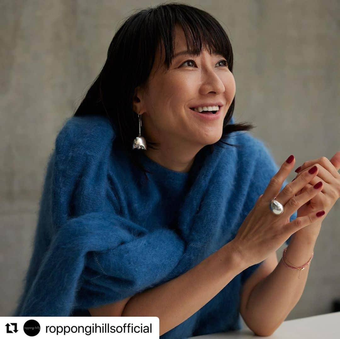 風間ゆみえさんのインスタグラム写真 - (風間ゆみえInstagram)「秋のスタイル作りのご参考に😊✨  #Repost @roppongihillsofficial with @use.repost ・・・ . ファッション連載企画「#BeautiFullThings 」の第29回目は、人気スタイリストの風間ゆみえさんに、“秋のジャケット&コートスタイル”を提案してもらいました✨ ロングコート、Pコート、オーバーサイズジャケットにケープ。秋の大人を上品に、華やかに。風間さんらしい個性と華やかさにあふれたスタイリングをぜひ参考にしてみてください。  詳細はプロフィール欄(@roppongihillsofficial)のURLをチェック👍  2・3枚目 Sov. DOUBLE STANDARD CLOTHING Coat ¥514,800 Sweater ¥60,500 Sweater ¥60,500 Pants ¥68,200 Bag ¥192,500 [OSLOW] Shoes ¥53,900 [CORCOVAD] (ヒルサイド B1F 03-3401-3299)  4枚目 DESIGNWORKS deuxcotes Coat ¥107,800 Sweater ¥49,500 [DESIGNWORKS] Skirt ¥86,900 [N°21] Bag ¥165,000 [PIERRE HARDY] Earrings ¥16,500 [IRIS47] (ウェストウォーク 3F 03-5786-9831)  5枚目 1er Arrondissement Jacket ¥59,300 Cardigan ¥24,200 Cardigan ¥36,300 Camisole ¥12,100 Pants¥28,600 [1er Arrondissement] Belt ¥28,600 [A VACTION] Bag ¥16,500 [NOMADIS] Shoes ¥79,200 [NEBULONI E.] (ウェストウォーク 3F 03-6447-0225)  6・7枚目 Plage Coat ¥49,500 Blouse ¥19,800 Bustier ¥13,200 [Plage] Pants¥16,500[R’IAM PLAGE] Hat ¥17,600 [SENSISTUDIO] Bag ¥45,100 [ORSETTO] Choker ¥35,200 Bracelet ¥25,300 [CXC] Ring ¥35,200 Ring ¥51,700 [REBECCA PINTO] （ウェストウォーク 3F 03-5775-1266）  #六本木ヒルズ #roppongihills #六本木 #roppongi  #風間ゆみえ #風間ゆみえさん  #スタイリスト #秋スタイル #秋コーデ #ソブダブルスタンダードクロージング #デザインワークスドゥコート #プルミエアロンディスモン #プラージュ」10月14日 0時55分 - yumie_kazama