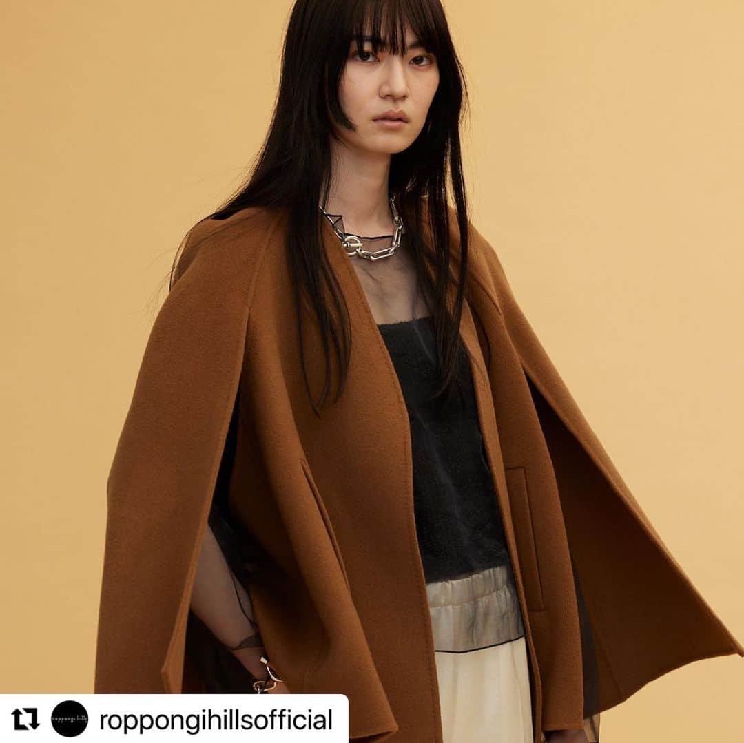 風間ゆみえさんのインスタグラム写真 - (風間ゆみえInstagram)「秋のスタイル作りのご参考に😊✨  #Repost @roppongihillsofficial with @use.repost ・・・ . ファッション連載企画「#BeautiFullThings 」の第29回目は、人気スタイリストの風間ゆみえさんに、“秋のジャケット&コートスタイル”を提案してもらいました✨ ロングコート、Pコート、オーバーサイズジャケットにケープ。秋の大人を上品に、華やかに。風間さんらしい個性と華やかさにあふれたスタイリングをぜひ参考にしてみてください。  詳細はプロフィール欄(@roppongihillsofficial)のURLをチェック👍  2・3枚目 Sov. DOUBLE STANDARD CLOTHING Coat ¥514,800 Sweater ¥60,500 Sweater ¥60,500 Pants ¥68,200 Bag ¥192,500 [OSLOW] Shoes ¥53,900 [CORCOVAD] (ヒルサイド B1F 03-3401-3299)  4枚目 DESIGNWORKS deuxcotes Coat ¥107,800 Sweater ¥49,500 [DESIGNWORKS] Skirt ¥86,900 [N°21] Bag ¥165,000 [PIERRE HARDY] Earrings ¥16,500 [IRIS47] (ウェストウォーク 3F 03-5786-9831)  5枚目 1er Arrondissement Jacket ¥59,300 Cardigan ¥24,200 Cardigan ¥36,300 Camisole ¥12,100 Pants¥28,600 [1er Arrondissement] Belt ¥28,600 [A VACTION] Bag ¥16,500 [NOMADIS] Shoes ¥79,200 [NEBULONI E.] (ウェストウォーク 3F 03-6447-0225)  6・7枚目 Plage Coat ¥49,500 Blouse ¥19,800 Bustier ¥13,200 [Plage] Pants¥16,500[R’IAM PLAGE] Hat ¥17,600 [SENSISTUDIO] Bag ¥45,100 [ORSETTO] Choker ¥35,200 Bracelet ¥25,300 [CXC] Ring ¥35,200 Ring ¥51,700 [REBECCA PINTO] （ウェストウォーク 3F 03-5775-1266）  #六本木ヒルズ #roppongihills #六本木 #roppongi  #風間ゆみえ #風間ゆみえさん  #スタイリスト #秋スタイル #秋コーデ #ソブダブルスタンダードクロージング #デザインワークスドゥコート #プルミエアロンディスモン #プラージュ」10月14日 0時55分 - yumie_kazama