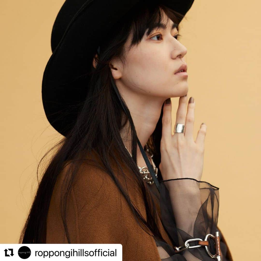 風間ゆみえさんのインスタグラム写真 - (風間ゆみえInstagram)「秋のスタイル作りのご参考に😊✨  #Repost @roppongihillsofficial with @use.repost ・・・ . ファッション連載企画「#BeautiFullThings 」の第29回目は、人気スタイリストの風間ゆみえさんに、“秋のジャケット&コートスタイル”を提案してもらいました✨ ロングコート、Pコート、オーバーサイズジャケットにケープ。秋の大人を上品に、華やかに。風間さんらしい個性と華やかさにあふれたスタイリングをぜひ参考にしてみてください。  詳細はプロフィール欄(@roppongihillsofficial)のURLをチェック👍  2・3枚目 Sov. DOUBLE STANDARD CLOTHING Coat ¥514,800 Sweater ¥60,500 Sweater ¥60,500 Pants ¥68,200 Bag ¥192,500 [OSLOW] Shoes ¥53,900 [CORCOVAD] (ヒルサイド B1F 03-3401-3299)  4枚目 DESIGNWORKS deuxcotes Coat ¥107,800 Sweater ¥49,500 [DESIGNWORKS] Skirt ¥86,900 [N°21] Bag ¥165,000 [PIERRE HARDY] Earrings ¥16,500 [IRIS47] (ウェストウォーク 3F 03-5786-9831)  5枚目 1er Arrondissement Jacket ¥59,300 Cardigan ¥24,200 Cardigan ¥36,300 Camisole ¥12,100 Pants¥28,600 [1er Arrondissement] Belt ¥28,600 [A VACTION] Bag ¥16,500 [NOMADIS] Shoes ¥79,200 [NEBULONI E.] (ウェストウォーク 3F 03-6447-0225)  6・7枚目 Plage Coat ¥49,500 Blouse ¥19,800 Bustier ¥13,200 [Plage] Pants¥16,500[R’IAM PLAGE] Hat ¥17,600 [SENSISTUDIO] Bag ¥45,100 [ORSETTO] Choker ¥35,200 Bracelet ¥25,300 [CXC] Ring ¥35,200 Ring ¥51,700 [REBECCA PINTO] （ウェストウォーク 3F 03-5775-1266）  #六本木ヒルズ #roppongihills #六本木 #roppongi  #風間ゆみえ #風間ゆみえさん  #スタイリスト #秋スタイル #秋コーデ #ソブダブルスタンダードクロージング #デザインワークスドゥコート #プルミエアロンディスモン #プラージュ」10月14日 0時55分 - yumie_kazama