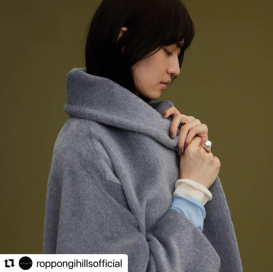 風間ゆみえさんのインスタグラム写真 - (風間ゆみえInstagram)「秋のスタイル作りのご参考に😊✨  #Repost @roppongihillsofficial with @use.repost ・・・ . ファッション連載企画「#BeautiFullThings 」の第29回目は、人気スタイリストの風間ゆみえさんに、“秋のジャケット&コートスタイル”を提案してもらいました✨ ロングコート、Pコート、オーバーサイズジャケットにケープ。秋の大人を上品に、華やかに。風間さんらしい個性と華やかさにあふれたスタイリングをぜひ参考にしてみてください。  詳細はプロフィール欄(@roppongihillsofficial)のURLをチェック👍  2・3枚目 Sov. DOUBLE STANDARD CLOTHING Coat ¥514,800 Sweater ¥60,500 Sweater ¥60,500 Pants ¥68,200 Bag ¥192,500 [OSLOW] Shoes ¥53,900 [CORCOVAD] (ヒルサイド B1F 03-3401-3299)  4枚目 DESIGNWORKS deuxcotes Coat ¥107,800 Sweater ¥49,500 [DESIGNWORKS] Skirt ¥86,900 [N°21] Bag ¥165,000 [PIERRE HARDY] Earrings ¥16,500 [IRIS47] (ウェストウォーク 3F 03-5786-9831)  5枚目 1er Arrondissement Jacket ¥59,300 Cardigan ¥24,200 Cardigan ¥36,300 Camisole ¥12,100 Pants¥28,600 [1er Arrondissement] Belt ¥28,600 [A VACTION] Bag ¥16,500 [NOMADIS] Shoes ¥79,200 [NEBULONI E.] (ウェストウォーク 3F 03-6447-0225)  6・7枚目 Plage Coat ¥49,500 Blouse ¥19,800 Bustier ¥13,200 [Plage] Pants¥16,500[R’IAM PLAGE] Hat ¥17,600 [SENSISTUDIO] Bag ¥45,100 [ORSETTO] Choker ¥35,200 Bracelet ¥25,300 [CXC] Ring ¥35,200 Ring ¥51,700 [REBECCA PINTO] （ウェストウォーク 3F 03-5775-1266）  #六本木ヒルズ #roppongihills #六本木 #roppongi  #風間ゆみえ #風間ゆみえさん  #スタイリスト #秋スタイル #秋コーデ #ソブダブルスタンダードクロージング #デザインワークスドゥコート #プルミエアロンディスモン #プラージュ」10月14日 0時55分 - yumie_kazama