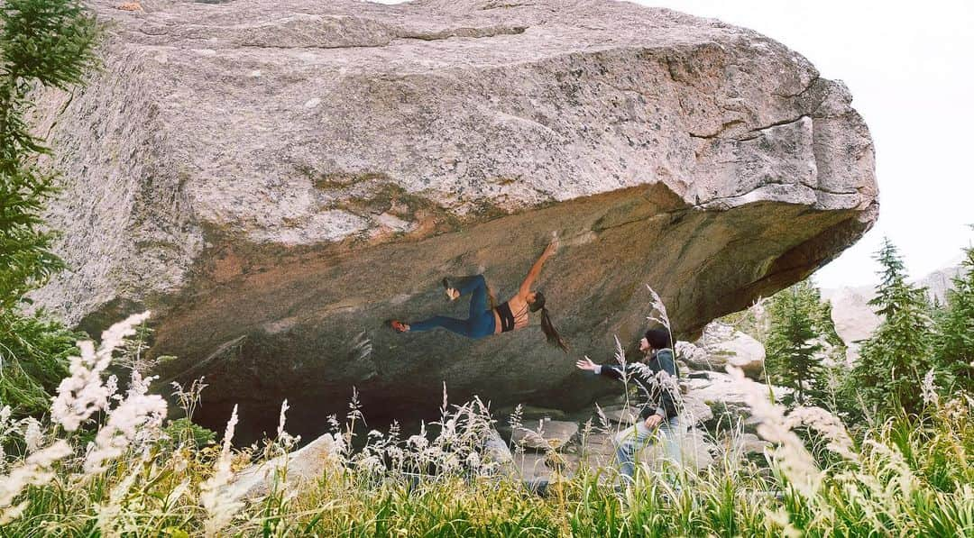 ブルック・ラバウトゥーのインスタグラム：「Box Therapy V15 📦✨ • One of the most magical days! Last weekend I rallied the family and we ventured out into the depths of Wild Basin. Shawn and I managed to do the ultimate dream: sibling send of box therapy, same day, back-to-back tries. To have our parents behind us shuffling pads and videoing was the cherry on top. I first touched this boulder in September 2022 and have not stopped dreaming about it since that day. It took me a whole year to get back on it, but in a few sessions, I was able to stand atop one of the most beautiful climbs I’ve ever done. Shout out to @tommycaldwell for finding the boulder and putting up the stand, @dawoods89 for the FA, and @ktlambies for recently doing the FFA and inspiring me to get back up there.  • Grades are tricky because they truly are subjective and can feel different for everyone. Here’s my opinion: after chatting with my brother and others who have done the climb, I feel like V15 is an appropriate grade especially if I compare it to some of the benchmark V15’s I’ve tested. Above all, I am filled with joy and gratitude for my family and the adventures we get to go on together, as well as all the surrounding support that continues to push me further. 💗 • 📸: @finn.stack」