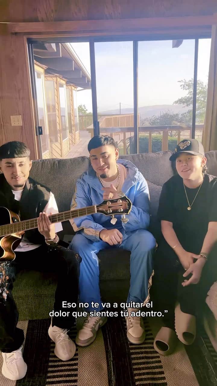 Fender Guitarのインスタグラム：「Meet the artists behind Fender Next band @yahritzaysuesencia: Yahritza, Armando and Jairo.」