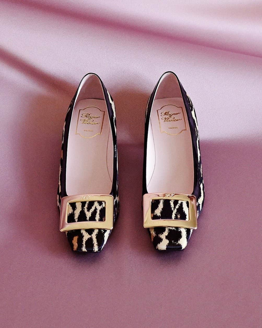 ロジェ・ヴィヴィエのインスタグラム：「For Fall-Winter 2023/24, the Belle Vivier pumps are a vision in bold leopard print. Their iconic silhouette features a golden buckle engraved with the Maison’s monogram.   #BelleVivier #RogerVivier  #RogerVivierFW23 #GherardoFelloni」