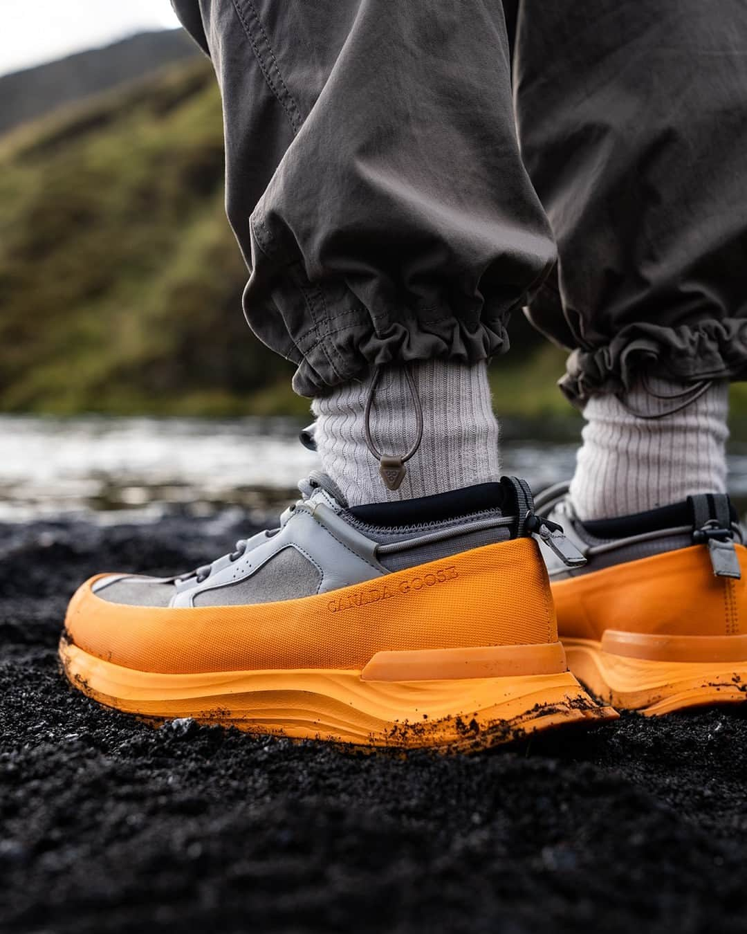 カナダグースさんのインスタグラム写真 - (カナダグースInstagram)「Come along as we venture into the land of fire and ice; with each step we explore Iceland’s untamed landscapes. #LiveInTheOpen #CGFootwear」10月14日 1時00分 - canadagoose