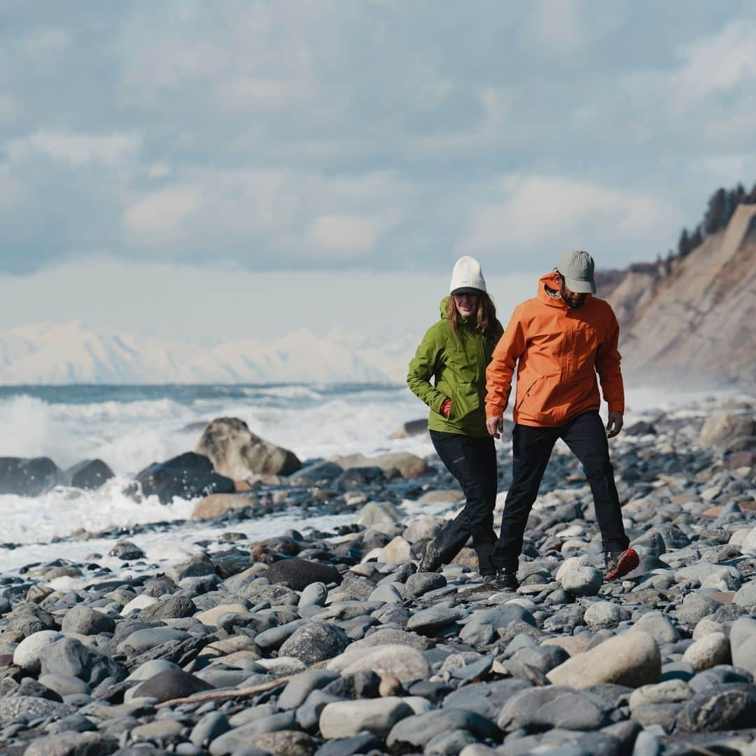 マーモットのインスタグラム：「If boyfriend/girlfriend material were rainwear this would be it.  The GORE-TEX® Minimalist Jacket is your reliable go-to for running through the city and exploring the backcountry. It gives you GORE-TEX® Paclite® fabric for windblocking and rain protection plus a Durable Water-Repellent finish and 100% seam taping.   📷 : @biancagermain  #Marmot」