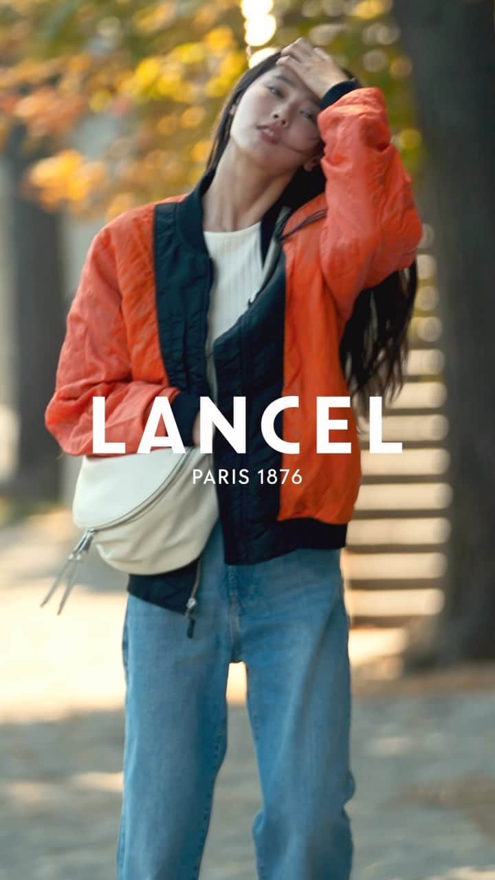 ランセルのインスタグラム：「Running everywhere at everytime but with my Origami!  Origami - Smooth leather - Snow  #LancelParis #FW23 #LancelTwist #OrigamiByLancel」