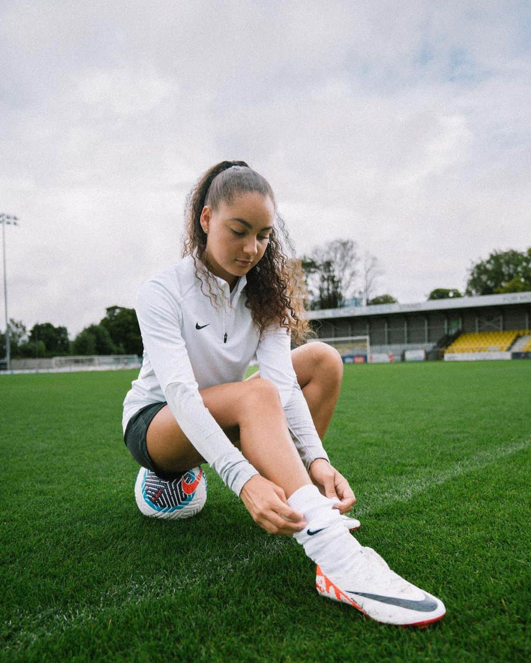 ナイキフットボールのインスタグラム：「Mad Ready Blue Lions 🦁  With @ashantiga orchestrating the midfield, @lolabrown293 gliding past the opposition, and @aggiebjones attacking the ball, @chelseafcw is ready for the future.  #NikeFootball」