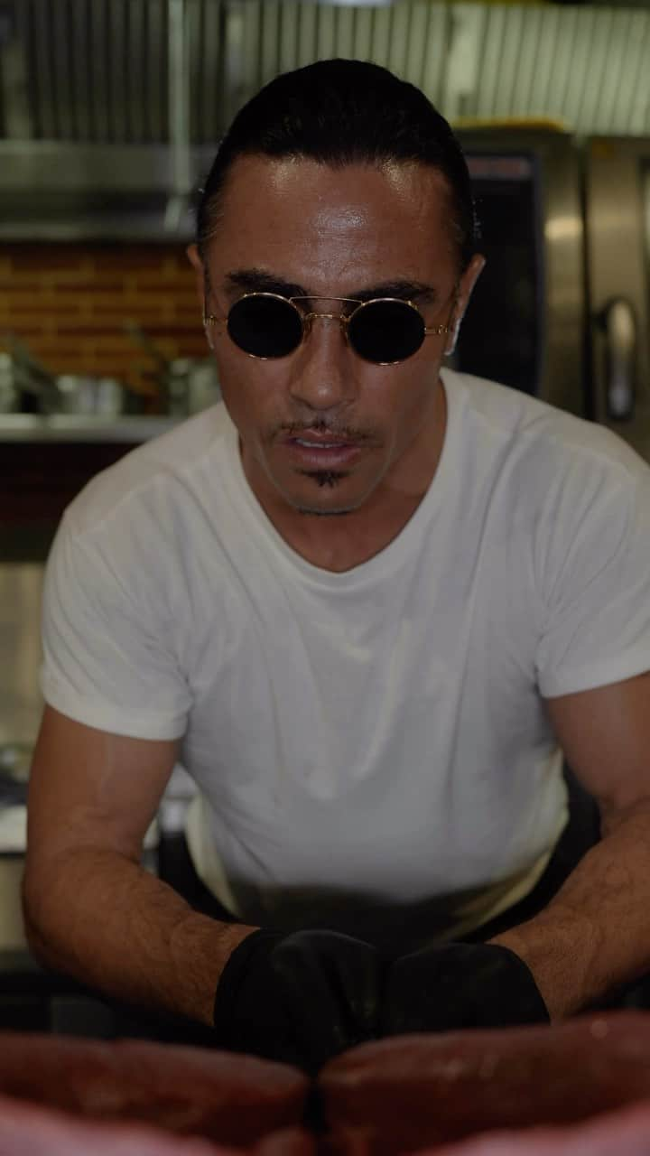 Saltbae（ヌスラット・ガネーシュ）のインスタグラム：「My heart ♥️ your heart ♥️ #saltbae #salt #saltlife」