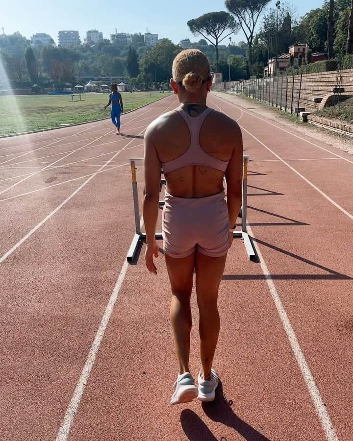 Johanelis HERRERA ABREUのインスタグラム：「Come ho iniziato la mia giornata oggi 🆚 come l’ho finita ✅ #KO 🥛  Buon weekend amici 🥳💥🍾  #kotecnico #imballata #lacticday #lactic #workworkwork #2weeks #roadtothedream #adidas #workinprogress #sumando #atletismo #sport #trackgirls #tutina」