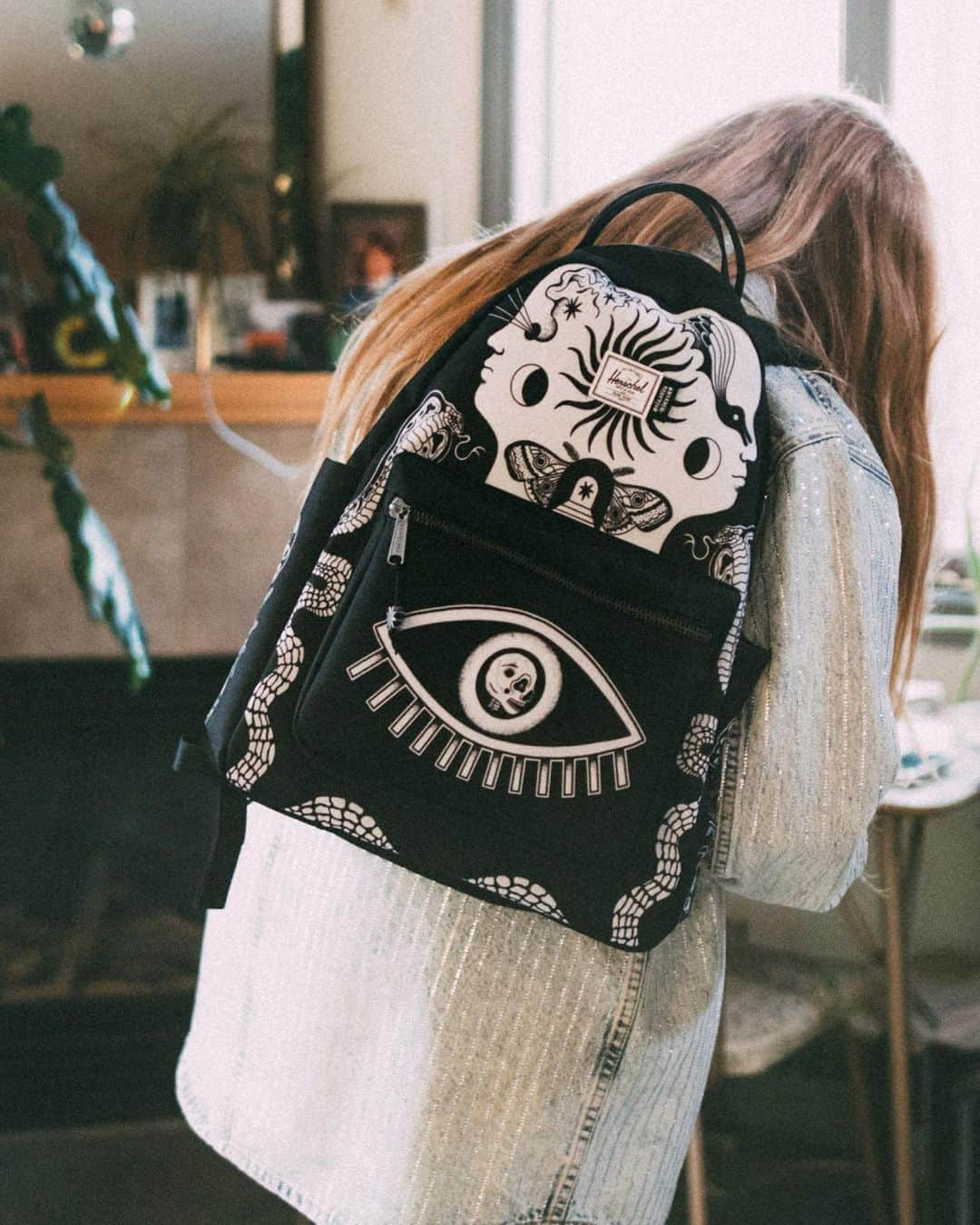 ハーシェルのインスタグラム：「Discover new custom prints by @tatsbybritneyspearz on our signature Herschel Nova™ Backpack.   ⁠ ⁠ #NovaArtProject #BrieanneMikuska」