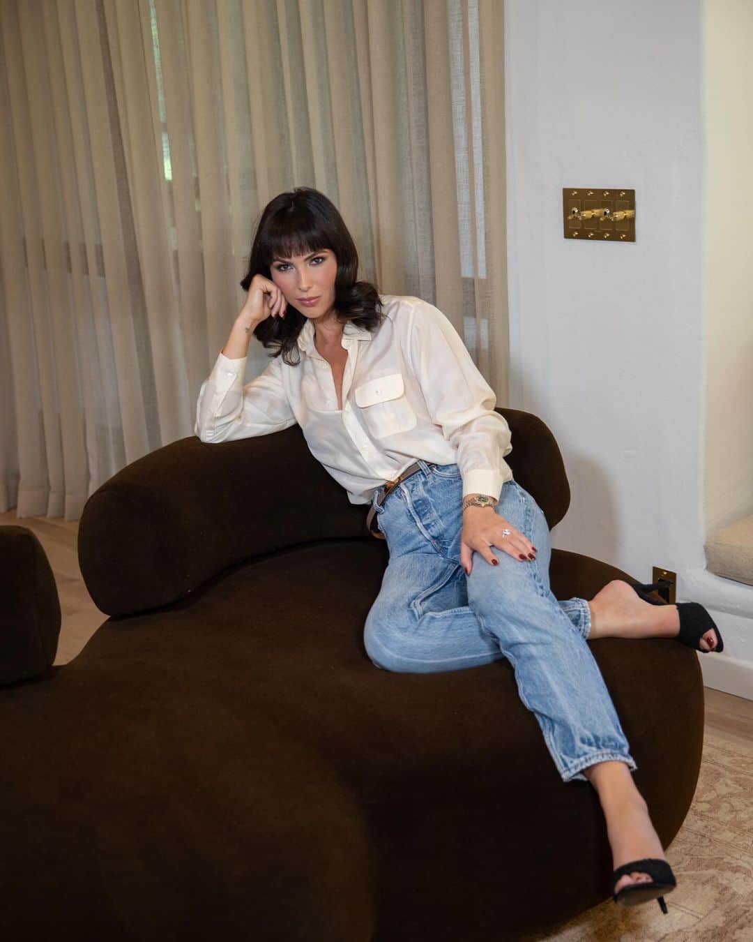 ブリトニー・ワードのインスタグラム：「Curating vintage furniture is my passion. Not only is the quality magnificent but it brings warmth and soul to a space」