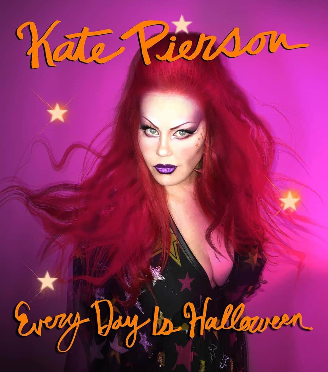 シーアのインスタグラム：「Just in time for the spooky season.  New single Every Day Is Halloween is here 🎃🦇☠️ Check it out now co-written with @siamusic and #samdixon #katepierson #sia #halloween #halloweenmusic #halloweeplaylist #theb52s #newmusic   LINK IN BIO @thekatepierson」