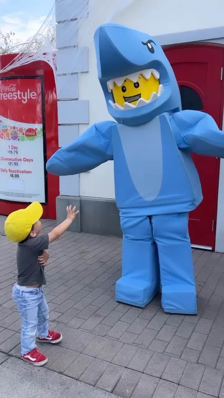ブラント・ドーハティのインスタグラム：「This boy is living his best life at @legolandcalifornia」