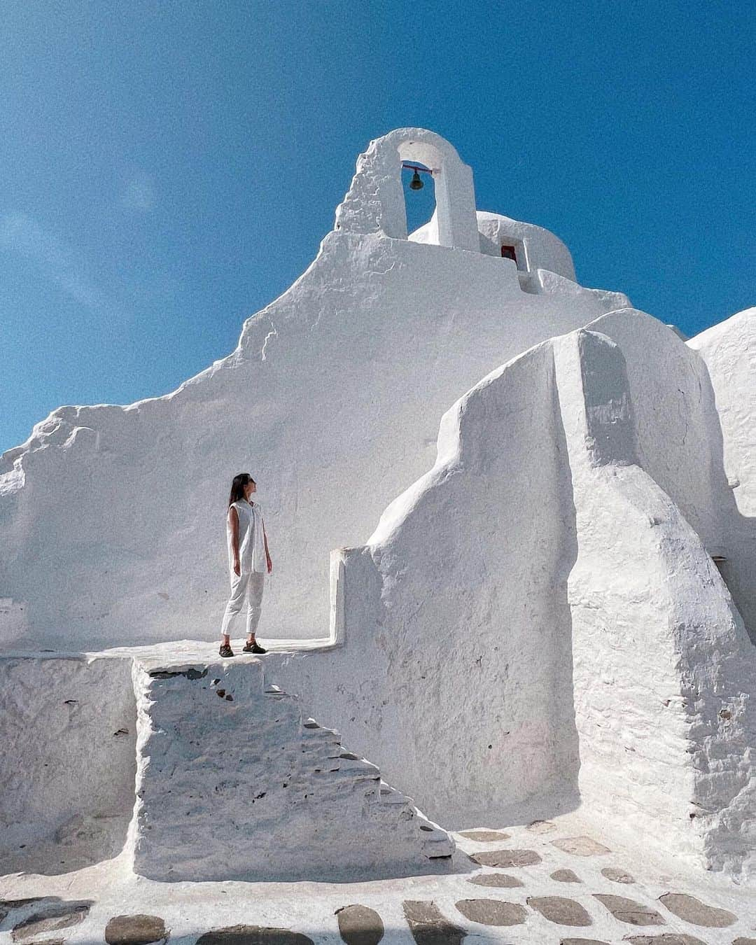 Remiさんのインスタグラム写真 - (RemiInstagram)「obsessed with blue × white in Mikonos🇬🇷 ブルーと白の虜になる島☁️🦋🫐  1-2 #パラポルティアニ教会 #PanagiaParaportiani 3-4 #カトミリの風車 #TheWindmills #KatoMilli 5 #セントニコラス教会 #stnicolaschurch   ------------ 📍#Mikonos #Greece #🇬🇷  ⚓️ @norwegiancruiseline  👨‍👩‍👧‍👦 @hh.channel2023  🗓 2023.10.3-13  #ミコノス島 #ギリシャ旅行 #ギリシャクルーズ #クルーズ旅  #ノルウェージャン #ヨーロッパクルーズ #地中海クルーズ #エーゲ海クルーズ #子連れクルーズ #子連れ旅行 #mikonos #mikonosisland #norwegian #ΠαναγίαΠαραπορτιανή #norwegiancruiseline #norwegianbreakaway #cruise #cruiselife #familycruise #remi_world2023」10月14日 1時16分 - remi_912