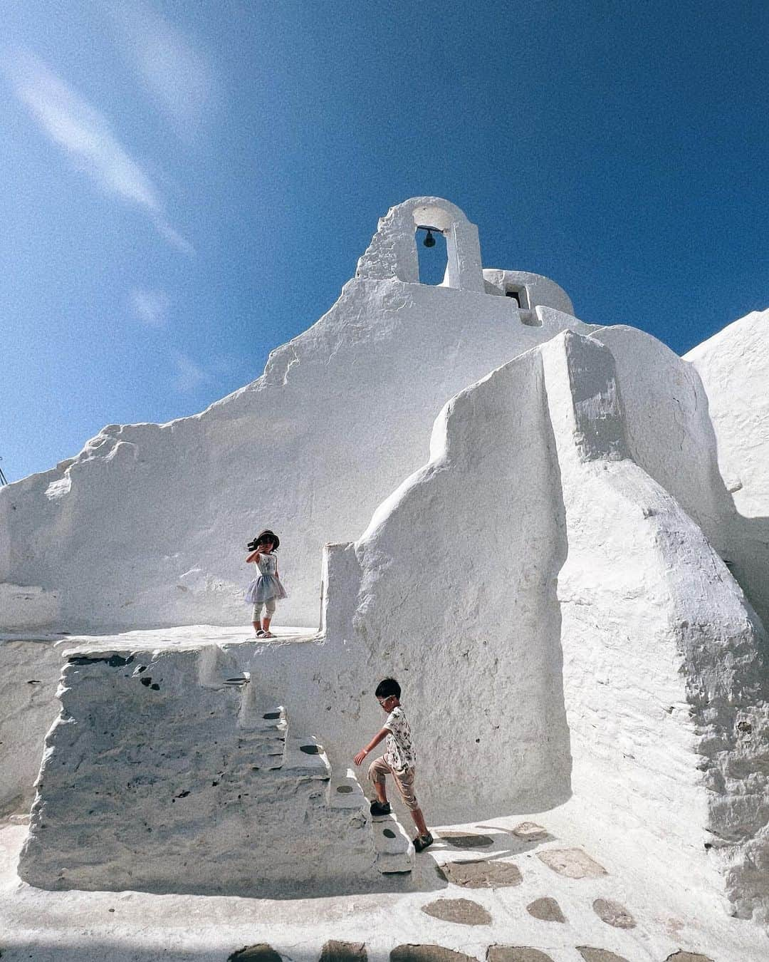 Remiさんのインスタグラム写真 - (RemiInstagram)「obsessed with blue × white in Mikonos🇬🇷 ブルーと白の虜になる島☁️🦋🫐  1-2 #パラポルティアニ教会 #PanagiaParaportiani 3-4 #カトミリの風車 #TheWindmills #KatoMilli 5 #セントニコラス教会 #stnicolaschurch   ------------ 📍#Mikonos #Greece #🇬🇷  ⚓️ @norwegiancruiseline  👨‍👩‍👧‍👦 @hh.channel2023  🗓 2023.10.3-13  #ミコノス島 #ギリシャ旅行 #ギリシャクルーズ #クルーズ旅  #ノルウェージャン #ヨーロッパクルーズ #地中海クルーズ #エーゲ海クルーズ #子連れクルーズ #子連れ旅行 #mikonos #mikonosisland #norwegian #ΠαναγίαΠαραπορτιανή #norwegiancruiseline #norwegianbreakaway #cruise #cruiselife #familycruise #remi_world2023」10月14日 1時16分 - remi_912