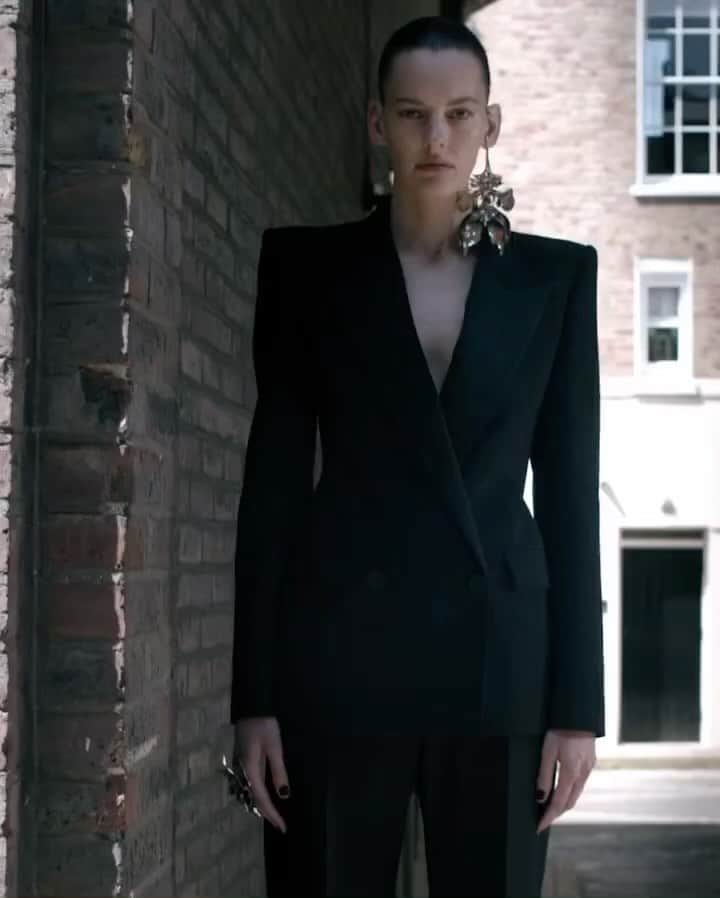 アマンダ・マーフィーのインスタグラム：「@alexandermcqueen #SarahBurton  ・・・ An upside down lapel double-breasted tailored jacket and high-waisted trousers worn with a silver Orchid Stick Earring from the #McQueenAW23 collection.  Photographed by @Jet.Swan Video by @EbbaHult Make up @lucia_pieroni Hair @simj45  Casting @jesshallettcast」