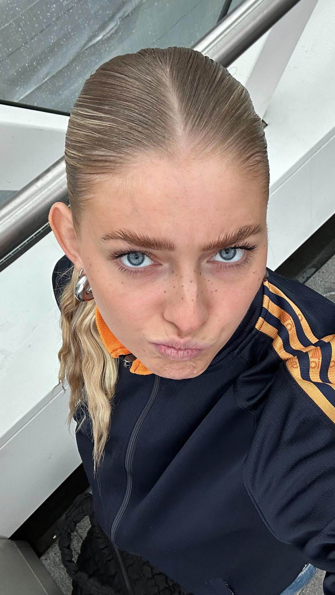 Marije Zuurveldのインスタグラム：「Day in my life (première editie) We moeten natuurlijk wel glowy op de red carpet aankomen!! Maar dat komt altijd goed met de Nivea Q10-lijn! #mijnNIVEAroutine @nivea #NIVEA *ad」