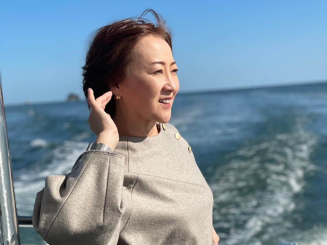 橋本志穂さんのインスタグラム写真 - (橋本志穂Instagram)「日本三景の一つ、 東松島を遊覧船で巡りました。 震災から毎年のようにこの地を訪れていましたが、 当初は観光などできるはずもなし、、 復興が進んでからも 観光気分になってはいけないような気がしていました。  コロナ禍で訪問できず、4年ぶりに訪れた東松島は本当に美しいし、元気いっぱい❣️  サイコーの笑顔で 迎えてくれる町に、 私たちも負けない笑顔で楽しみたい❣️ 公演のあと、 遊覧船で周遊しました。  風のイタズラで 髪の毛がアート！ 普段と違う自分の写真、撮ってみるのも楽しいです。  メンバーのみんなの姿も素敵だったので、 たくさんシャッター押しちゃいました❣️ 「いいねいいねー」とまるでエロカメラマンのような私😜  音無さんもいつも私たちの写真を撮ってくださるんですけど、仁王立ちして撮ってくれる大女優の姿を激写‼️ すごくない❓ こんなところも 好きなんです〜🥰  @haramoto_miki  @ayako434  @sonoda.yoko  @yoshiko_shimizu629  @mayumi_murai817  @mikikootonashi  #東日本大震災  #東松島  #遊覧船」10月14日 1時28分 - shihohashimoto3