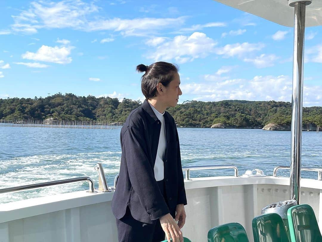 橋本志穂さんのインスタグラム写真 - (橋本志穂Instagram)「日本三景の一つ、 東松島を遊覧船で巡りました。 震災から毎年のようにこの地を訪れていましたが、 当初は観光などできるはずもなし、、 復興が進んでからも 観光気分になってはいけないような気がしていました。  コロナ禍で訪問できず、4年ぶりに訪れた東松島は本当に美しいし、元気いっぱい❣️  サイコーの笑顔で 迎えてくれる町に、 私たちも負けない笑顔で楽しみたい❣️ 公演のあと、 遊覧船で周遊しました。  風のイタズラで 髪の毛がアート！ 普段と違う自分の写真、撮ってみるのも楽しいです。  メンバーのみんなの姿も素敵だったので、 たくさんシャッター押しちゃいました❣️ 「いいねいいねー」とまるでエロカメラマンのような私😜  音無さんもいつも私たちの写真を撮ってくださるんですけど、仁王立ちして撮ってくれる大女優の姿を激写‼️ すごくない❓ こんなところも 好きなんです〜🥰  @haramoto_miki  @ayako434  @sonoda.yoko  @yoshiko_shimizu629  @mayumi_murai817  @mikikootonashi  #東日本大震災  #東松島  #遊覧船」10月14日 1時28分 - shihohashimoto3