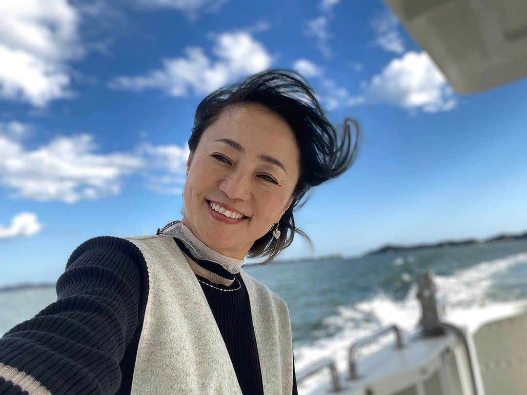 橋本志穂さんのインスタグラム写真 - (橋本志穂Instagram)「日本三景の一つ、 東松島を遊覧船で巡りました。 震災から毎年のようにこの地を訪れていましたが、 当初は観光などできるはずもなし、、 復興が進んでからも 観光気分になってはいけないような気がしていました。  コロナ禍で訪問できず、4年ぶりに訪れた東松島は本当に美しいし、元気いっぱい❣️  サイコーの笑顔で 迎えてくれる町に、 私たちも負けない笑顔で楽しみたい❣️ 公演のあと、 遊覧船で周遊しました。  風のイタズラで 髪の毛がアート！ 普段と違う自分の写真、撮ってみるのも楽しいです。  メンバーのみんなの姿も素敵だったので、 たくさんシャッター押しちゃいました❣️ 「いいねいいねー」とまるでエロカメラマンのような私😜  音無さんもいつも私たちの写真を撮ってくださるんですけど、仁王立ちして撮ってくれる大女優の姿を激写‼️ すごくない❓ こんなところも 好きなんです〜🥰  @haramoto_miki  @ayako434  @sonoda.yoko  @yoshiko_shimizu629  @mayumi_murai817  @mikikootonashi  #東日本大震災  #東松島  #遊覧船」10月14日 1時28分 - shihohashimoto3