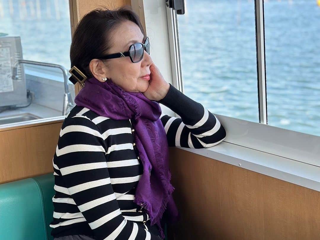 橋本志穂さんのインスタグラム写真 - (橋本志穂Instagram)「日本三景の一つ、 東松島を遊覧船で巡りました。 震災から毎年のようにこの地を訪れていましたが、 当初は観光などできるはずもなし、、 復興が進んでからも 観光気分になってはいけないような気がしていました。  コロナ禍で訪問できず、4年ぶりに訪れた東松島は本当に美しいし、元気いっぱい❣️  サイコーの笑顔で 迎えてくれる町に、 私たちも負けない笑顔で楽しみたい❣️ 公演のあと、 遊覧船で周遊しました。  風のイタズラで 髪の毛がアート！ 普段と違う自分の写真、撮ってみるのも楽しいです。  メンバーのみんなの姿も素敵だったので、 たくさんシャッター押しちゃいました❣️ 「いいねいいねー」とまるでエロカメラマンのような私😜  音無さんもいつも私たちの写真を撮ってくださるんですけど、仁王立ちして撮ってくれる大女優の姿を激写‼️ すごくない❓ こんなところも 好きなんです〜🥰  @haramoto_miki  @ayako434  @sonoda.yoko  @yoshiko_shimizu629  @mayumi_murai817  @mikikootonashi  #東日本大震災  #東松島  #遊覧船」10月14日 1時28分 - shihohashimoto3