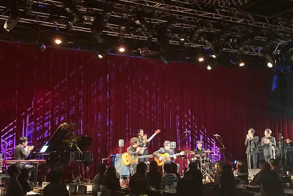 森田悠介さんのインスタグラム写真 - (森田悠介Instagram)「【FLAMA】with @tokunagabros  It was an amazing moment with Flamenco guitar brothers @tokunagabros  We tryed to mix flamenco and jazz all together and it succeed! We've been playing for several years already but I found new dimension on this day🔥🔥🔥  @billboardlive_yokohama   @kentaro_tokunaga_fg gt @kojirotokunaga gt @tambourine.kan perc @maosone1 pf,tp  @jun.nakahara_official palma @jitan.suzuki_official palma  @adamovicbasses  @nuclearcustom and Special Thanks @akieosawa   #flamenco #jazz #fusion #guitar #bass #piano #trumpet #livemusic #artist #dance #spanish #bassist #arranger #adamovic #6stringbass   徳永兄弟とはここ数年、長い事一緒に演奏してきましたがこの日はフラメンコとジャズの良い所を、非常に良いバランスで共存させる事に成功したのではないかという新しい次元が見えたと思います。 新しいプレイに挑戦してくれた皆に感謝。 そして、お越し下さいました皆さま、ビルボードライブ横浜の皆さま、関わってくださるスタッフ皆さまに感謝します。  また、ベースの音を出力するためのシールドケーブルを一新しました。 Nu-clear custom sounds 細やかなタッチを全て繊細に逃さず伝える「鬼軍曹」という通称がついているケーブルらしいです。 もうボリュームペダルだけあればいいや、というシンプルセッティングにて臨みました。  結局、楽曲の理解とコンマ数秒のタッチの瞬発力、出音の良さで全て決まるなぁ。」10月14日 1時25分 - yusukemorita_bass