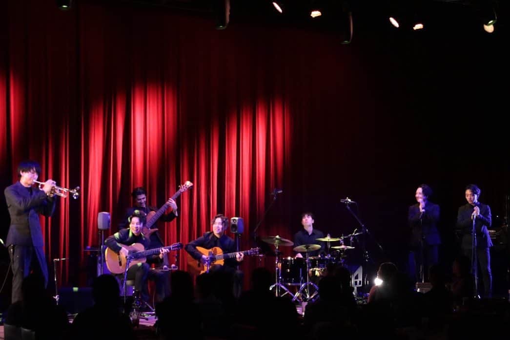 森田悠介のインスタグラム：「【FLAMA】with @tokunagabros  It was an amazing moment with Flamenco guitar brothers @tokunagabros  We tryed to mix flamenco and jazz all together and it succeed! We've been playing for several years already but I found new dimension on this day🔥🔥🔥  @billboardlive_yokohama   @kentaro_tokunaga_fg gt @kojirotokunaga gt @tambourine.kan perc @maosone1 pf,tp  @jun.nakahara_official palma @jitan.suzuki_official palma  @adamovicbasses  @nuclearcustom and Special Thanks @akieosawa   #flamenco #jazz #fusion #guitar #bass #piano #trumpet #livemusic #artist #dance #spanish #bassist #arranger #adamovic #6stringbass   徳永兄弟とはここ数年、長い事一緒に演奏してきましたがこの日はフラメンコとジャズの良い所を、非常に良いバランスで共存させる事に成功したのではないかという新しい次元が見えたと思います。 新しいプレイに挑戦してくれた皆に感謝。 そして、お越し下さいました皆さま、ビルボードライブ横浜の皆さま、関わってくださるスタッフ皆さまに感謝します。  また、ベースの音を出力するためのシールドケーブルを一新しました。 Nu-clear custom sounds 細やかなタッチを全て繊細に逃さず伝える「鬼軍曹」という通称がついているケーブルらしいです。 もうボリュームペダルだけあればいいや、というシンプルセッティングにて臨みました。  結局、楽曲の理解とコンマ数秒のタッチの瞬発力、出音の良さで全て決まるなぁ。」