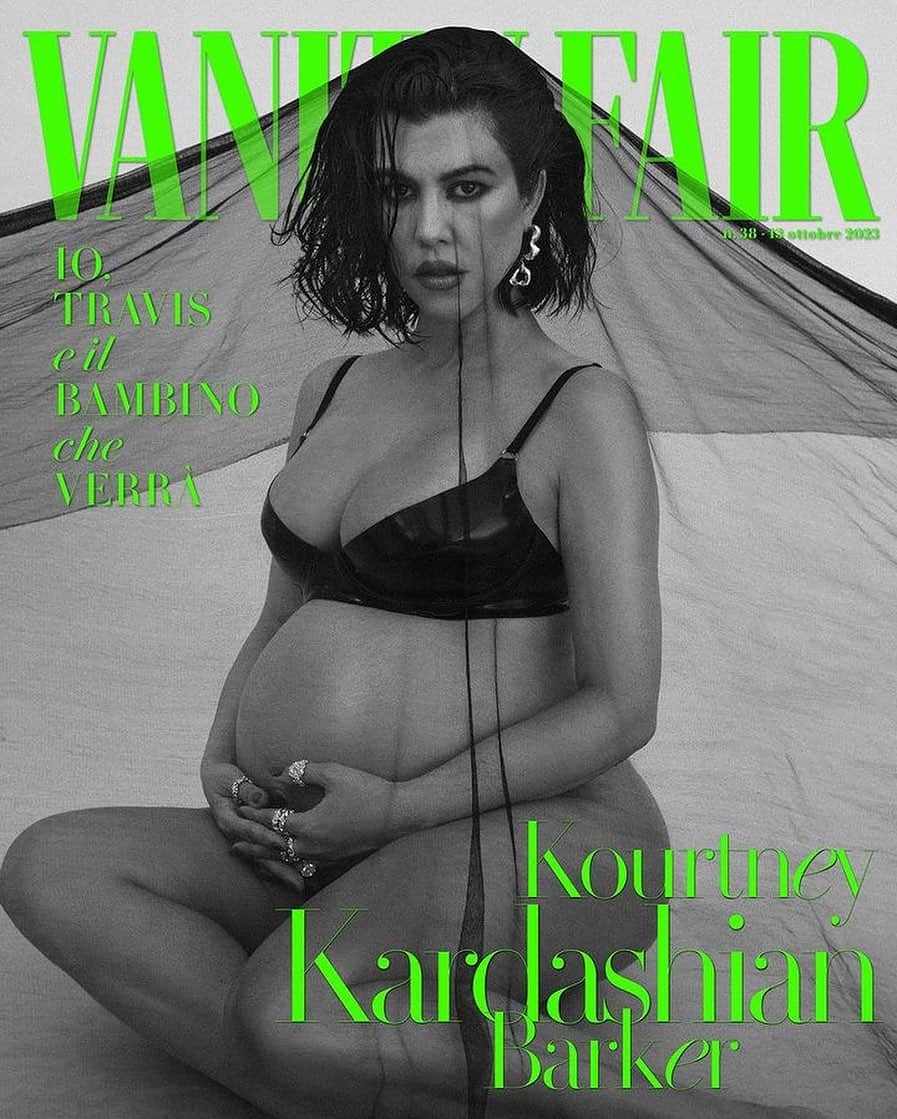 クリス・ジェンナーのインスタグラム：「Kourtney on the cover of @vanityfairitalia ♥️ #repost @kourtneykardash Dopo due anni di tentativi, è rimasta incinta naturalmente a 44 anni. E a chi critica la gravidanza alla sua età, Kourtney Kardashian Barker (@kourtneykardash) risponde: «Quei commenti non mi toccano. A chi li fa dico solo: come osate mettere in discussione il progetto di Dio? Perché è così che vedo questa gravidanza, che infatti è arrivata quando sia io che Travis non ci pensavamo neanche più e un anno dopo aver smesso di provare con la fecondazione assistita».  🔗Kourtney Kardashian Barker è la protagonista della cover digitale di questa settimana. L'intervista di @simonasiri al link in bio  #VFdigitalcover - - - - - - - - - - -   After two years of trying, she became pregnant naturally at 44 years old. And to those who criticize pregnancy at her age, Kourtney Kardashian Barker replies, "Those comments don't affect me. I just say: how could you question God's plan? Because that's how I see this pregnancy, which came when both Travis and I weren't even thinking about it anymore and a year after we stopped IVF."  🔗Kourtney Kardashian Barker stars in this week's digital cover story. The interview at the link in bio  Interview by @simonasiri Photo Daniella Midenge Styling: Chloe & Chenelle Delgadillo Hair: Dimitris Giannetos Make-up: Leah Darcy」