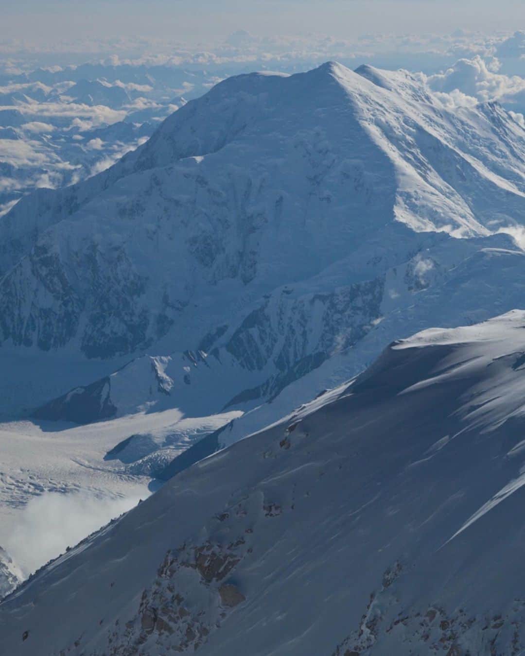 ジミー・チンのインスタグラム：「Denali summit ridge. @sage_cattabriga_alosa @lucasdebari @ingridbackstrom on their way to skiing pow off the top of the highest point in North America.  @thenorthface」