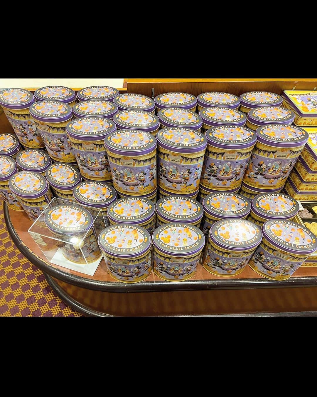 JOJO（ものまね）さんのインスタグラム写真 - (JOJO（ものまね）Instagram)「久しぶりのイクスピアリ🖤🐭 🎪ボンボヤージュ🎪♪  Dハログッズ🎃🦇🕸✨ 購入ぅ〜🤭🤭🤭  全然行けてないからグッズで我慢⋮(ง-᷅ ̫̈-᷄ ⱴ)⋮ お菓子類普通に買える様になったんだね♪  ✨⚫️🎩⚫️💜⚫️🎀⚫️✨  #JUJUのそっくりさんJOJO #イクスピアリ #イクスピアリでご飯 #ボンボヤージュ #ボンボヤージュでお土産だけ買ってきた #ボンボ #Dハロ #Dハロ2023 #ディズニー #Disney #ディズニーハロウィン #ディズニーハロウィン2023 #ハロウィン #ハロウィンパーティー #ハロウィンディズニー #ディズニー好きな人と繋がりたい #DisneyHalloween #Halloween #舞浜 #舞浜イクスピアリ #BOMVOYAGE #ディズニーグッズ #ディズニー好きな人と仲良くなりたい #ディズニー好きさんと繋がりたい #ディズニーストア #ディズニー写真 #ディズニー40周年 #ディズニーファン #ディズニー好きと繋がりたい #ディズニーハロウィーン 🎃🦇」10月14日 1時35分 - jojo_monomane