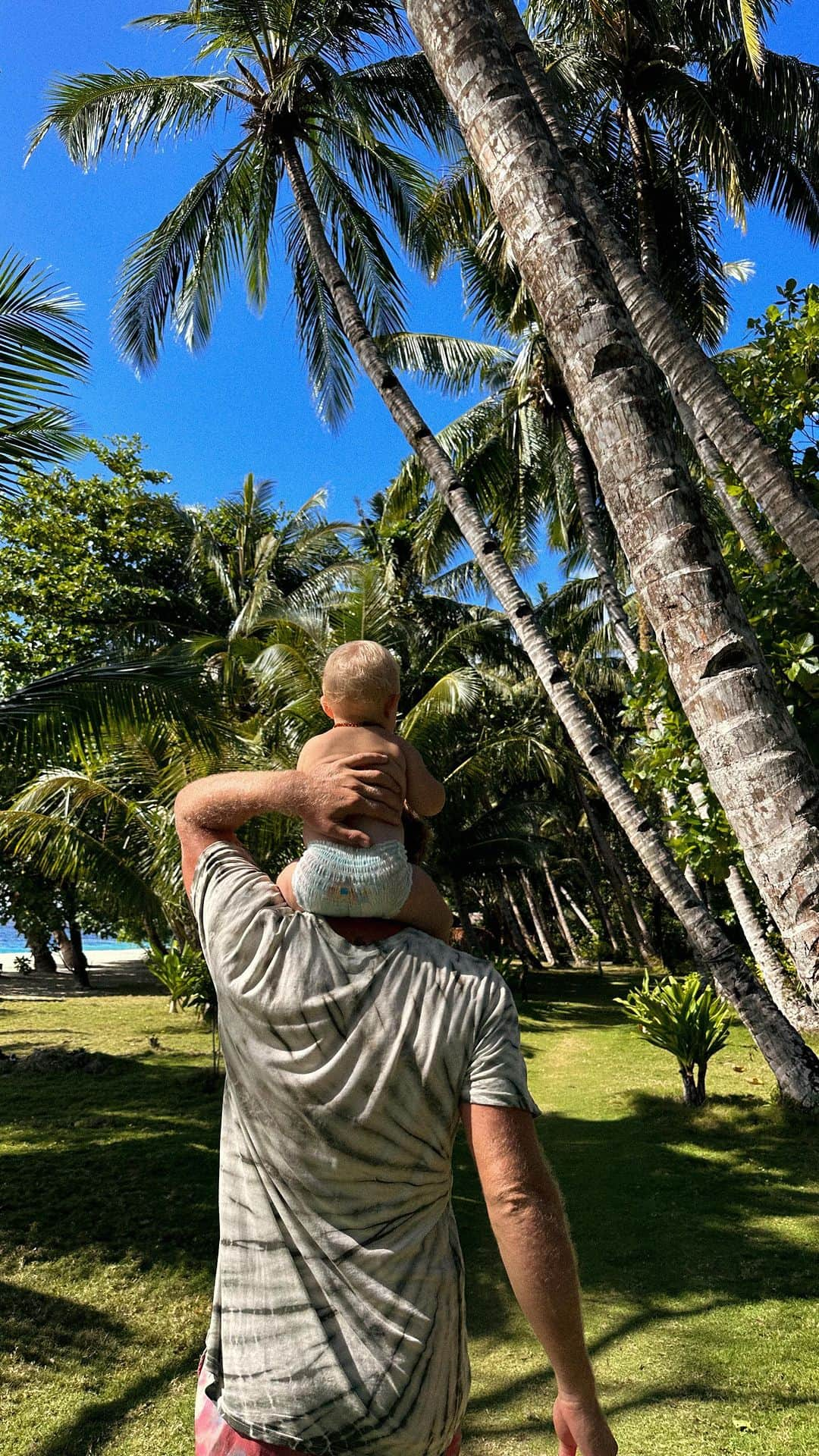 Jessicaのインスタグラム：「We’ll be walking between the jungle and the ocean soon, only difference is Bonnie will be walking with us this time ❤️🌴  #mentawai #indonesia #family」