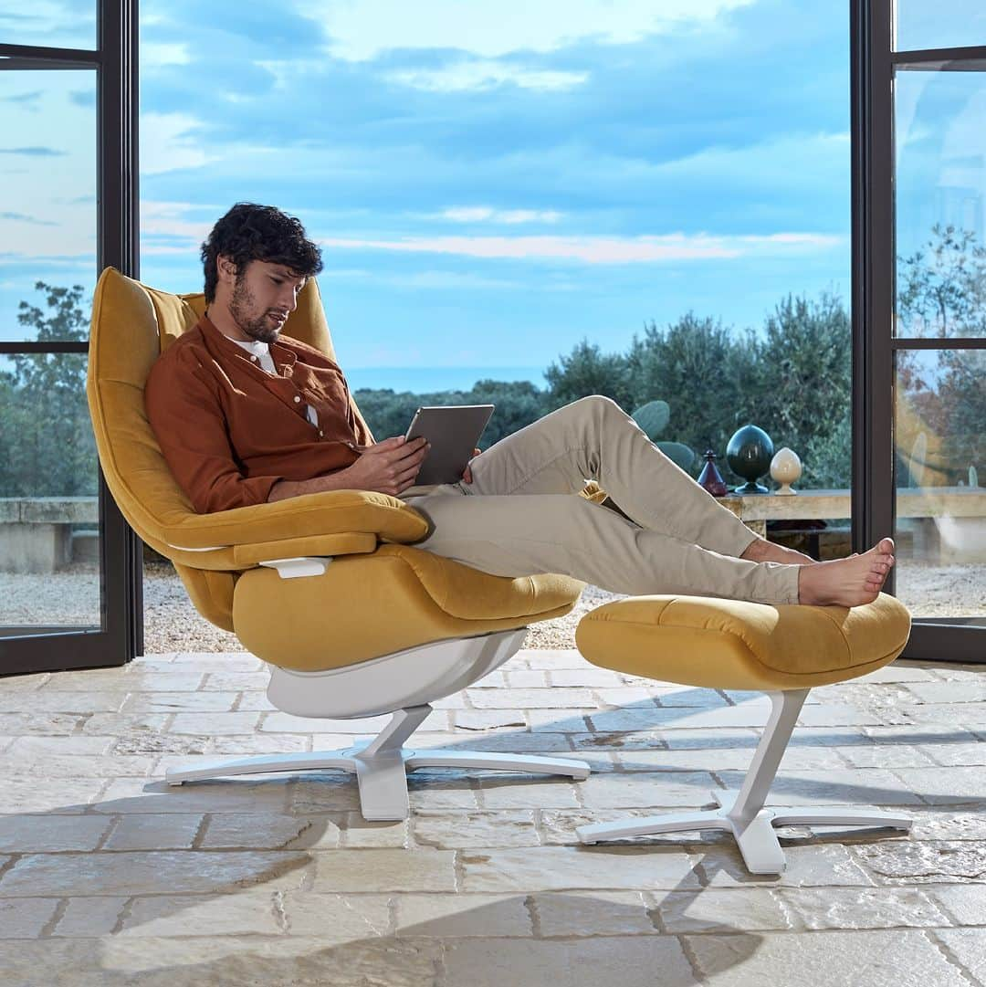 Natuzzi Officialのインスタグラム：「Rediscover the pleasure of taking a break from everyday life with an armchair that thanks to its technology follows every movement of the body: discover Re-Vive.  #Natuzzi #NatuzziItalia #Revive #design」