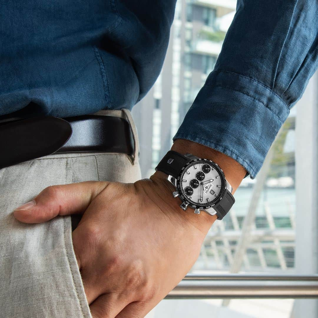 エベラールさんのインスタグラム写真 - (エベラールInstagram)「Chrono 4 21-42 goes hardly unnoticed. The white with black counters version highlights its unique design, while showing off all the elegance of a timepiece that revolutionised the reading of time.  #eberhard1887 #eberhard #eberhardwatches #chrono4 #menwatch #menstyle #swisswatches」10月14日 1時30分 - eberhard_1887