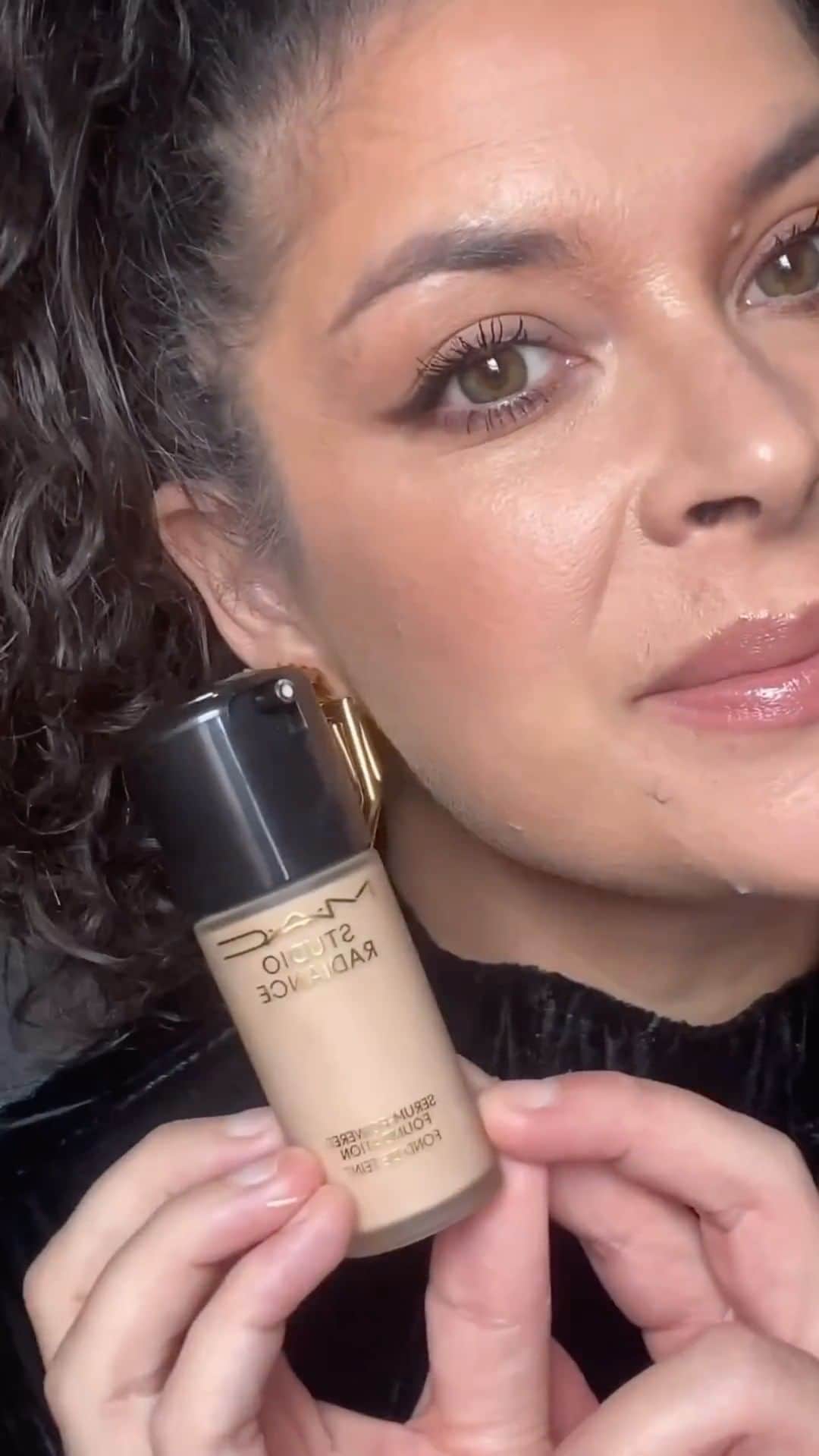 のインスタグラム：「Avez-vous déjà trouvé le fond de teint PARFAIT pour avoir un glow idéal ? 🤩  Comme notre Makeup Artist @mac_carlyutting, révélez l’éclat de votre peau avec notre #MACStudioRadiance.  ✨ Sérum Hyper Real ✨ Fond de teint sérum Studio Radiance  ✨ Poudre Studio Fix Pro Set + Blur  ✨ Fard à joues Pink Swoon ✨ Mascara M•A•CStack  #HyperGlow #StudioRadiance #SerumPowered」