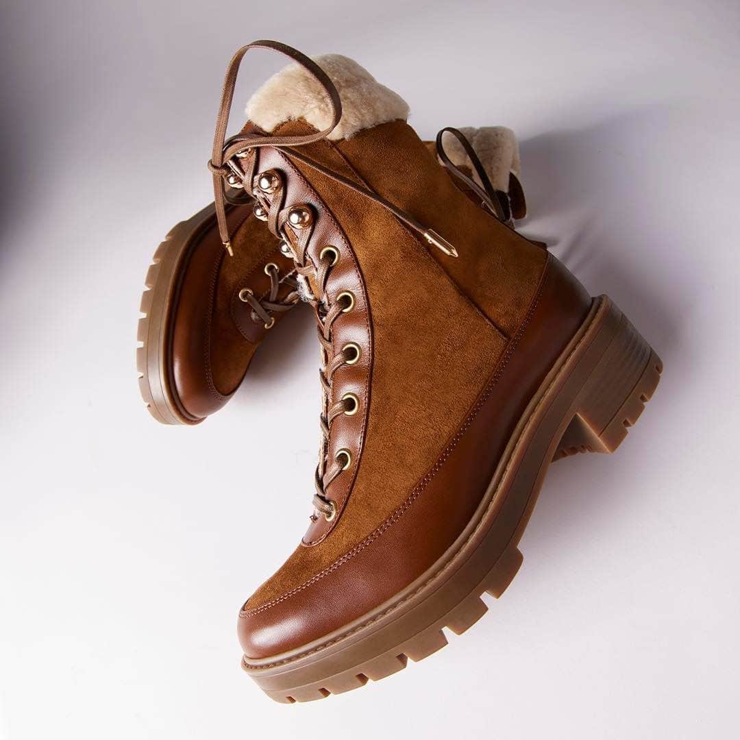 Aquazzuraのインスタグラム：「When chic meets comfortable. Very Cortina Shearling Booties are designed to keep you fashionably warm   #AQUAZZURA  #AQUAZZURABoots」