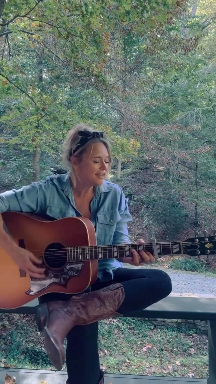 ミランダ・ランバートのインスタグラム：「Fall at the farm. Favorite song. Favorite porch. 🍂🍁」