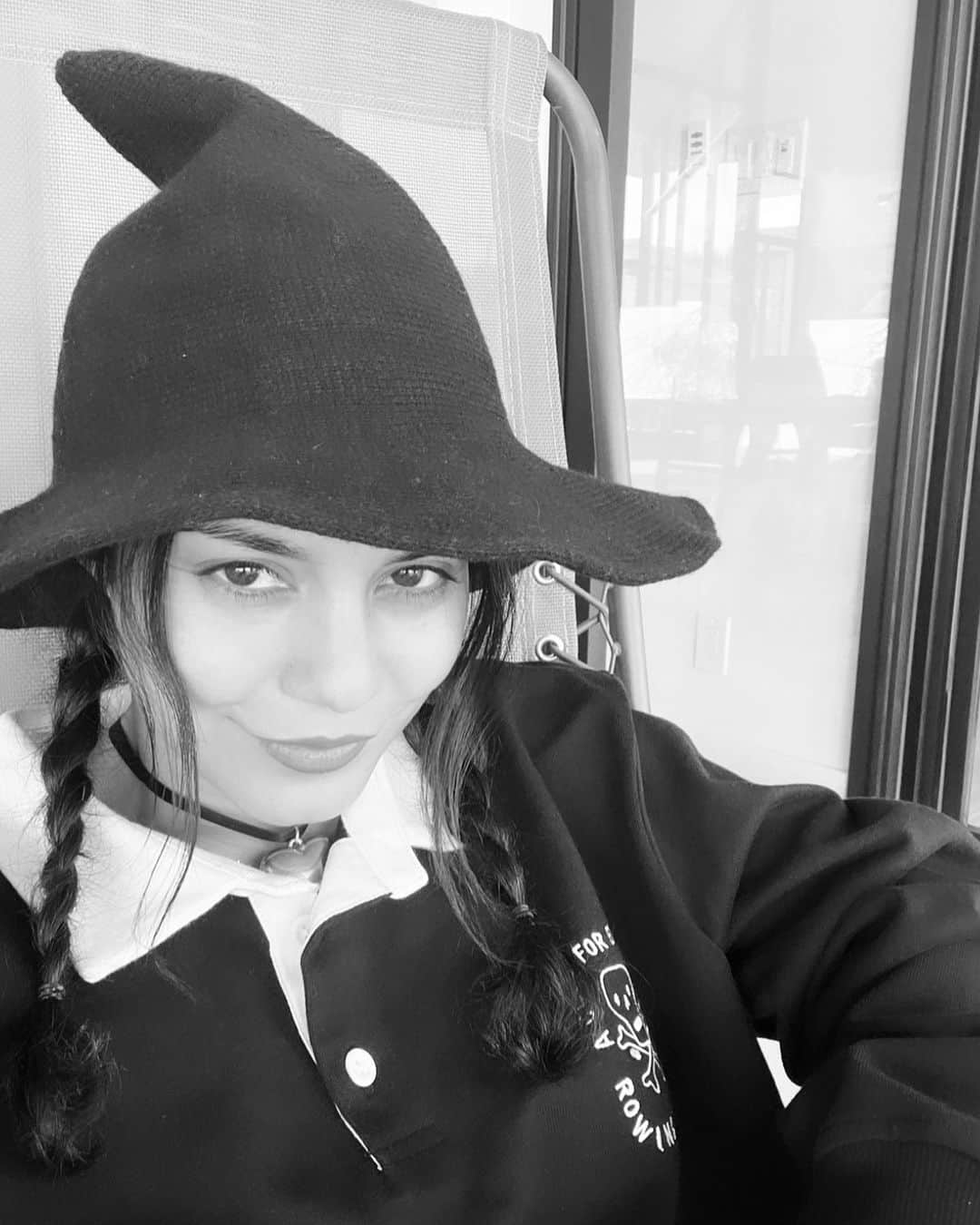 ヴァネッサ・ハジェンズのインスタグラム：「Happy Friday the 13th. From this lil witch to you 🖤」